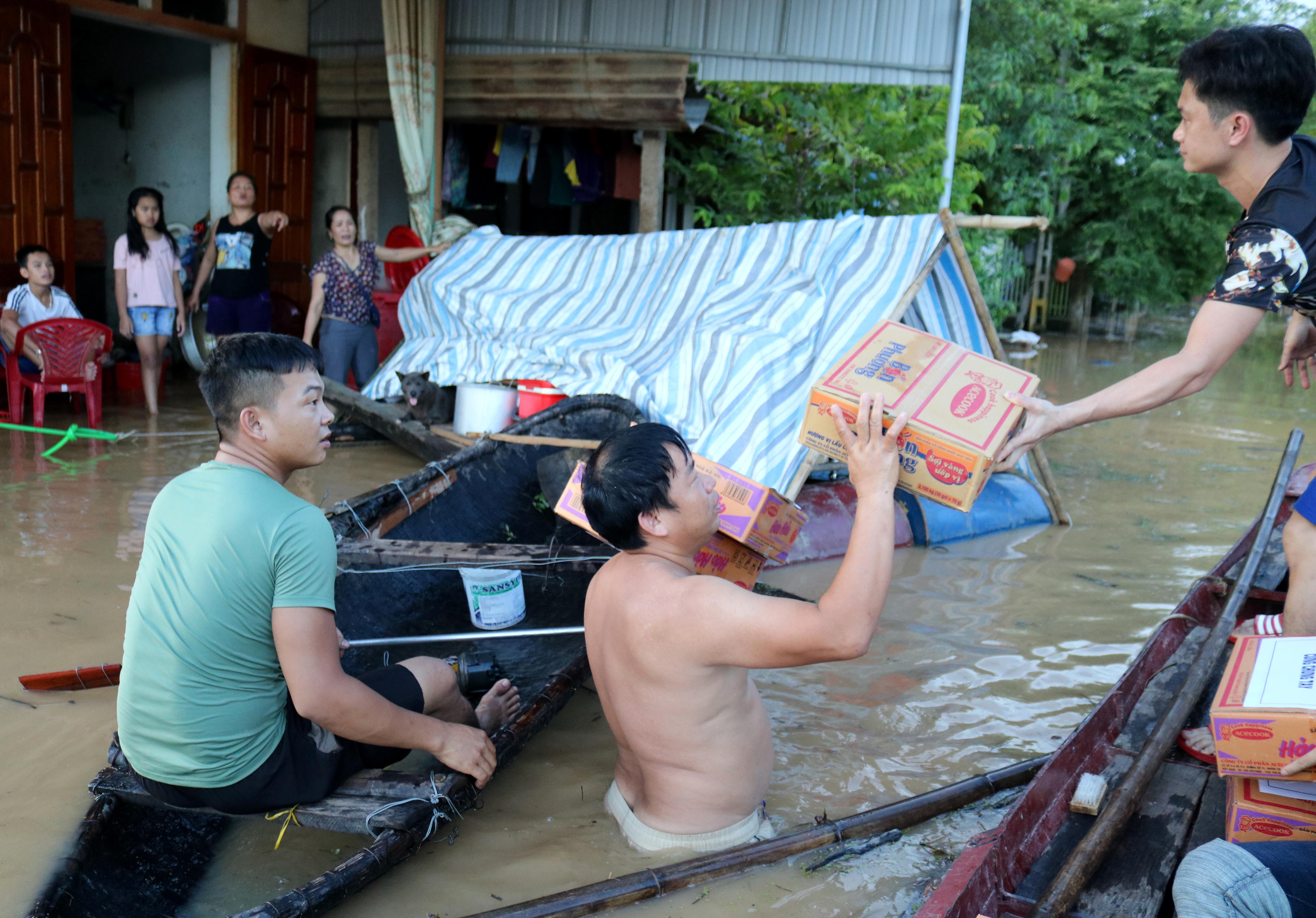 Nhằm chia sẻ khó khăn với người dân vùng bị ngâp lụt, nhiều đoàn, nhóm từ thiện đã đến khối 1, thị trấn Đô Lương trao tặng mỳ tôm, nước uống… cho bà con. 