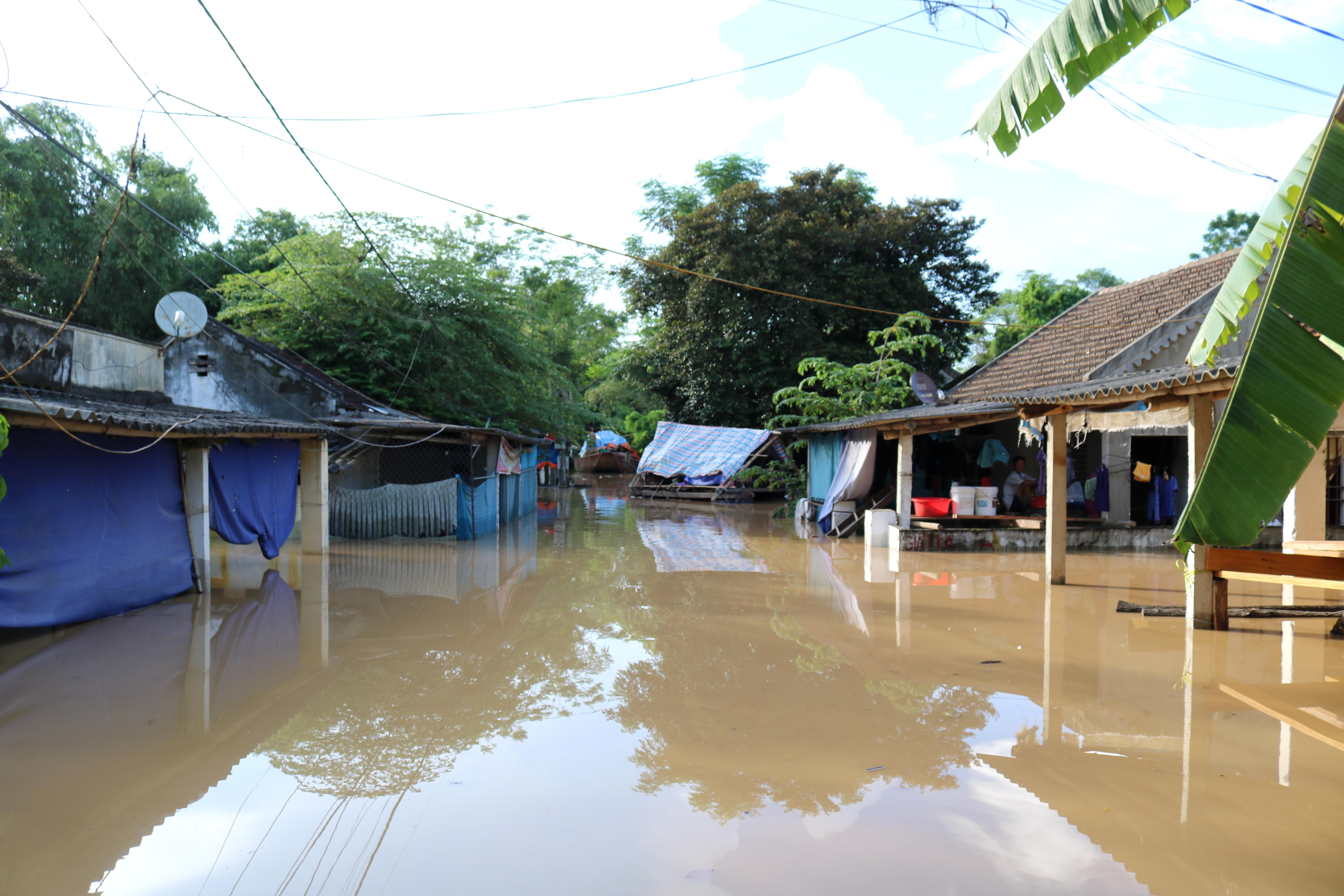 Đã 3 ngày qua, gần 120 hộ dân khối 1 và vùng lân cận, thị trấn Đô Lương đã bị ngập sâu trong nước, có nơi trên 1,5m. Ảnh: Huy Thư