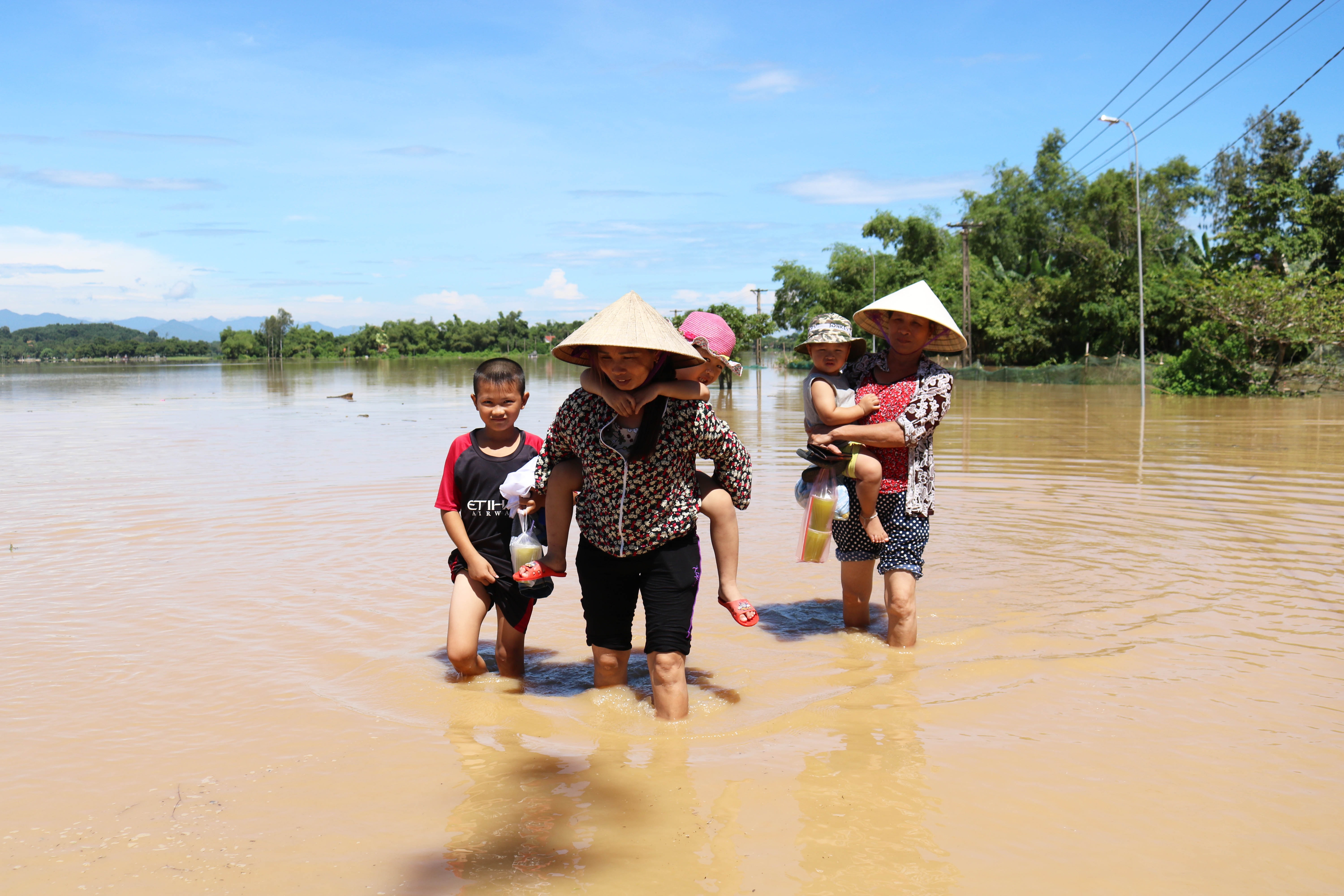 Người dân xóm 7, xã Thanh Lâm mò mẫm trên đường đi chợ về.  Ảnh: Huy Thư