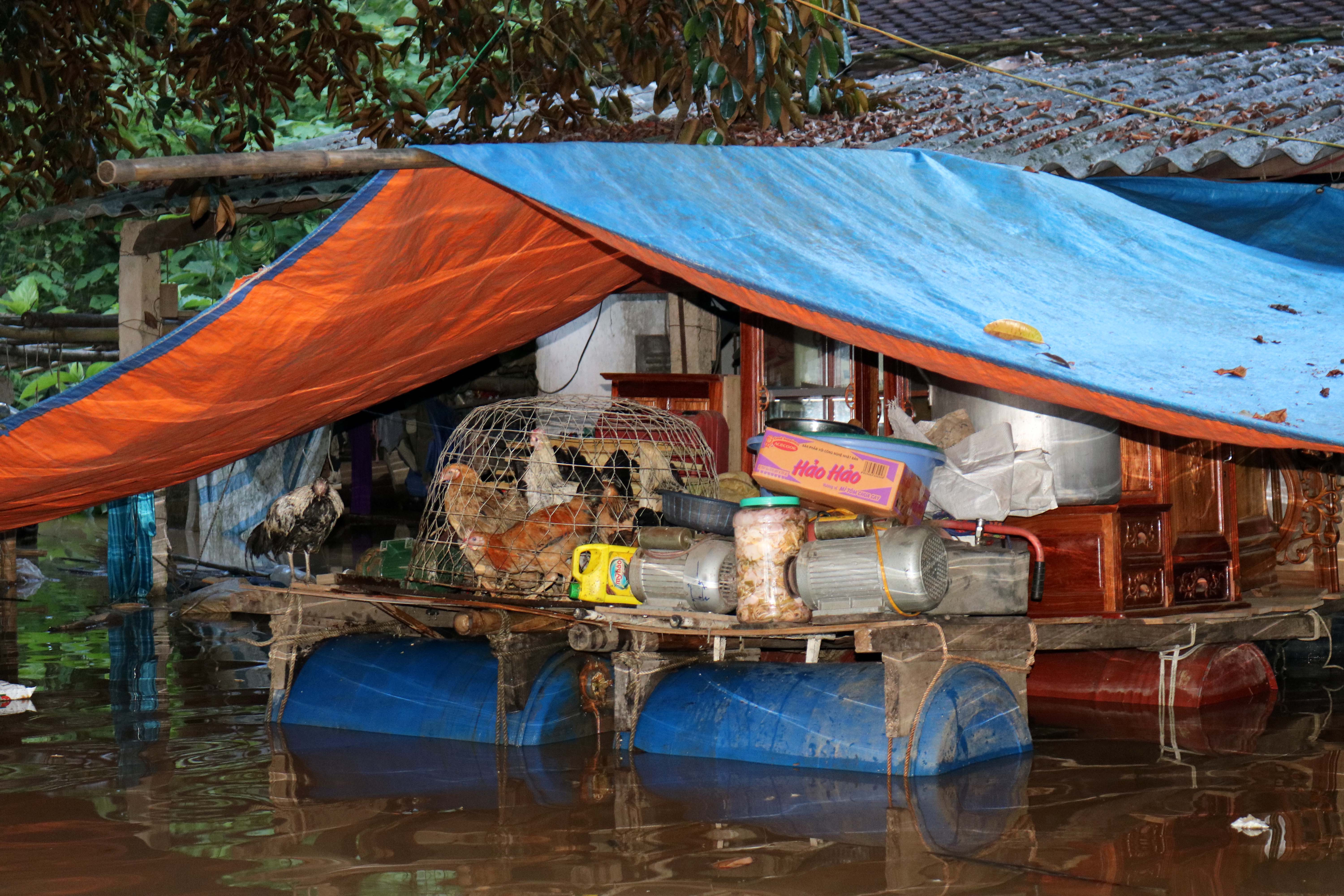 Đối phó với nước lũ, người dân đã làm nhiều bè nổi để cất giữ các vật dụng, tài sản. Ảnh: Huy Thư