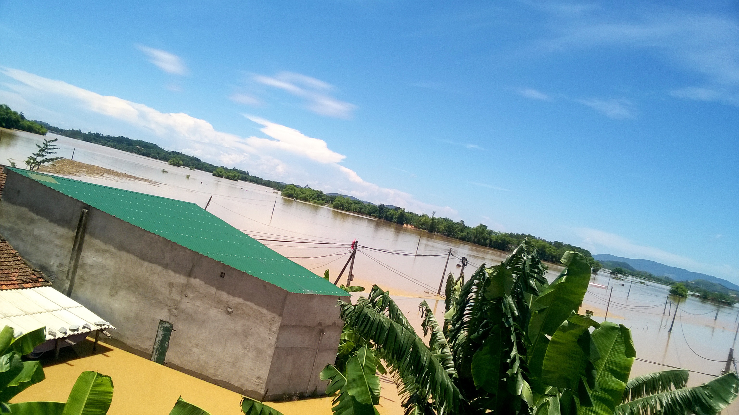 Là vùng hạ huyện, hàng năm thường bị lũ lụt, nhưng người dân địa phương cũng bất ngờ vì “nước lên ào ào” giữa những ngày nắng nóng.  Ảnh: Huy Thư