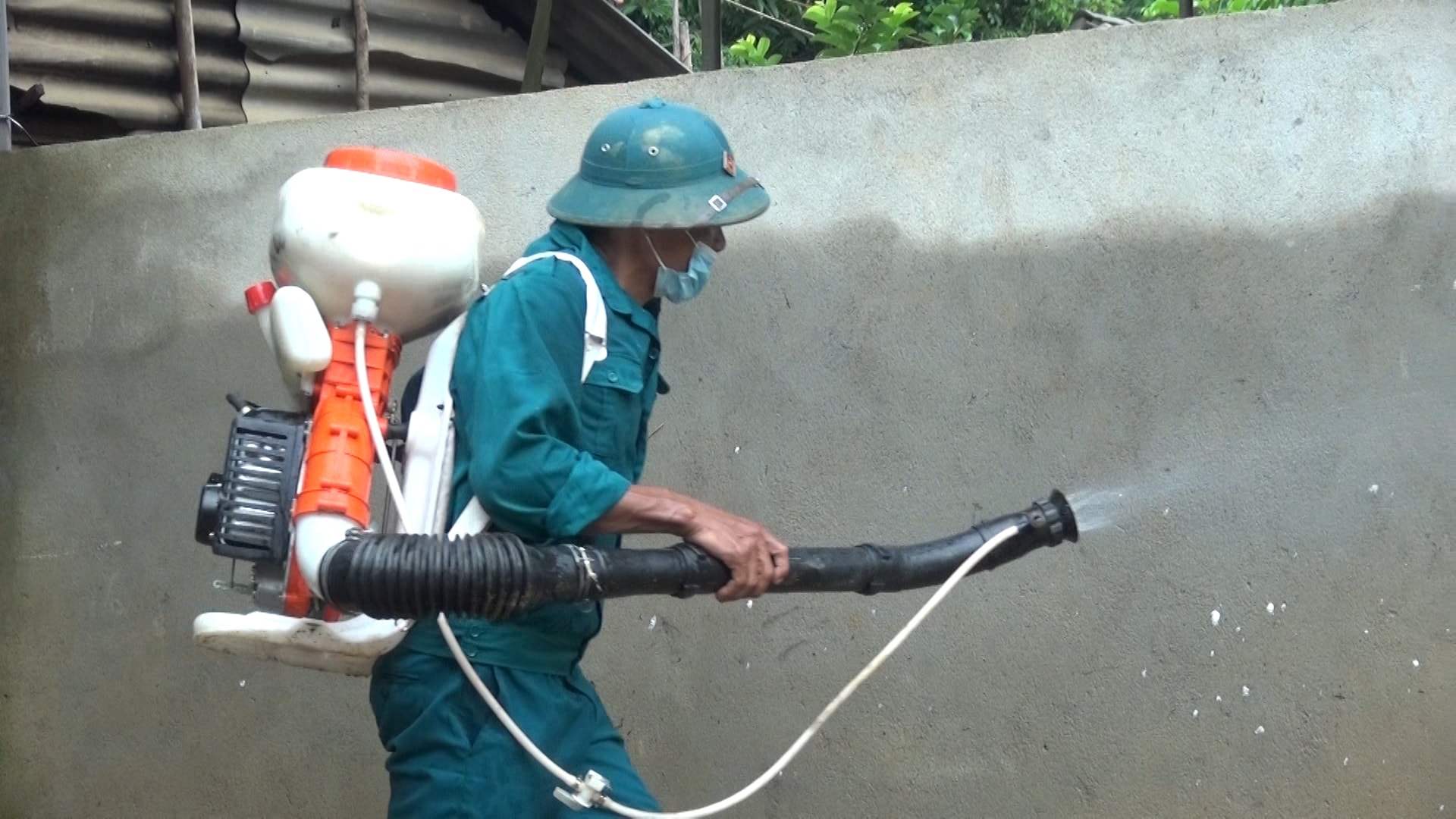 Công tác phun thuốc diệt trùng xử lý môi trường cho người dân vùng lũ. Ảnh: Hoàng Long     