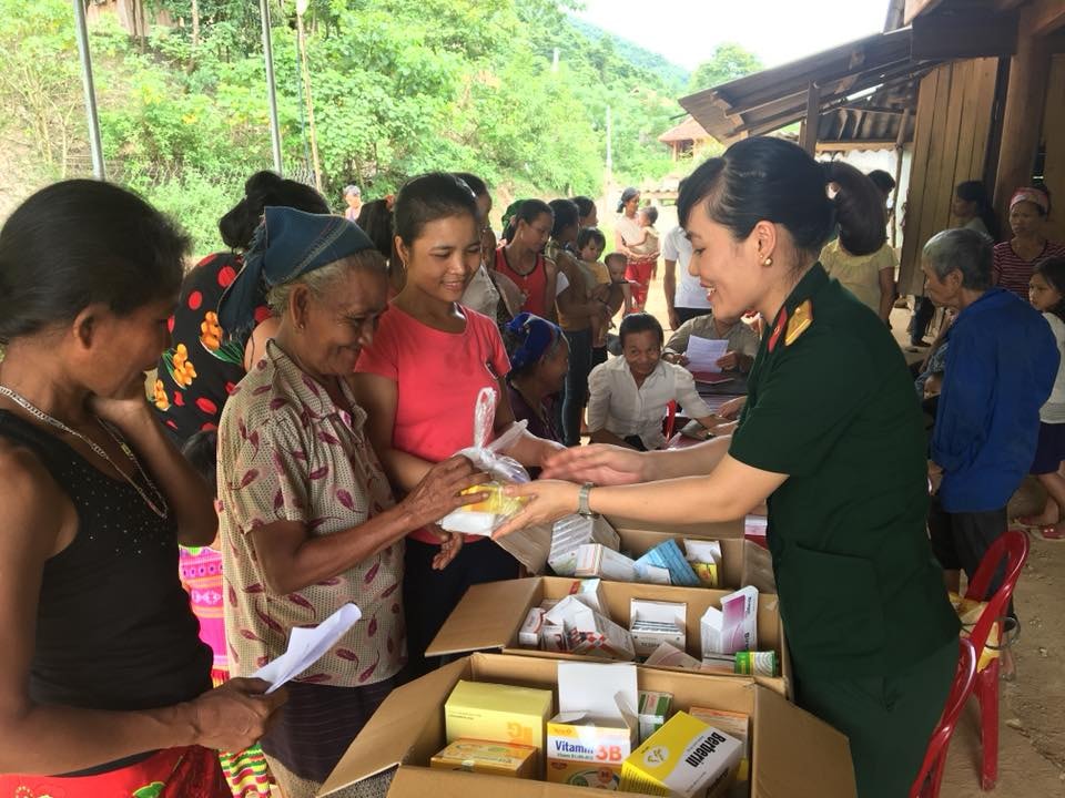Cấp phát thuốc miễn phí cho bà con bản Lưu Tiến, xã Chiêu Lưu, huyện Kỳ Sơn. Ảnh: Hoàng Long