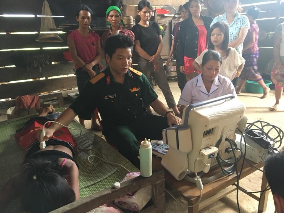 Lực lượng Quân y Bộ CHQS tỉnh Nghệ An khám, cấp phát thuốc miễn phí cho bà con bản Lưu Tiến, xã Chiêu Lưu, huyện Kỳ Sơn. Ảnh: Hoàng Long