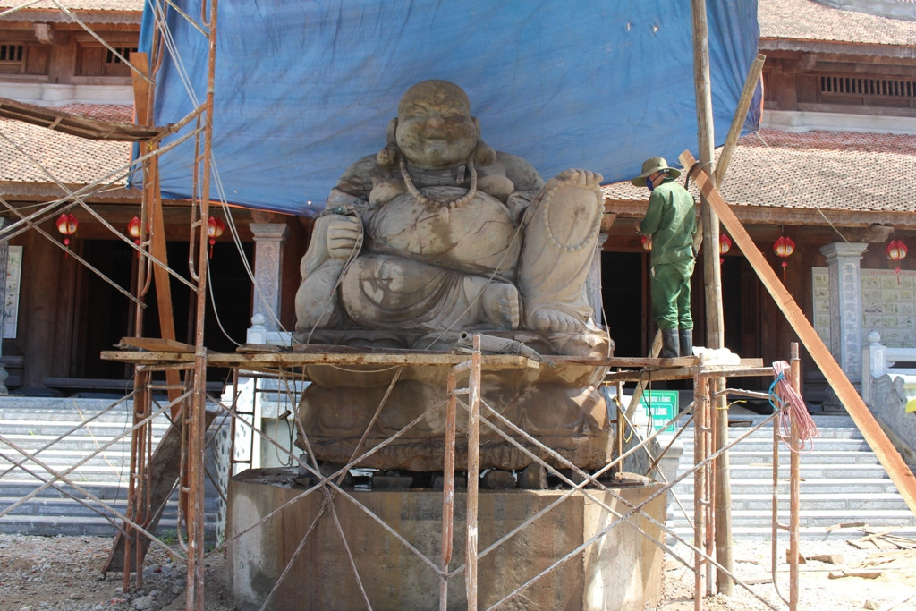  Bức tượng đá Phật Di Lặc có trọng lượng hơn 60 tấn được chế tác ra từ một nguyên khối đá 120 tấn nằm sâu dưới đất 4 mét. Ảnh: Việt Hùng.
