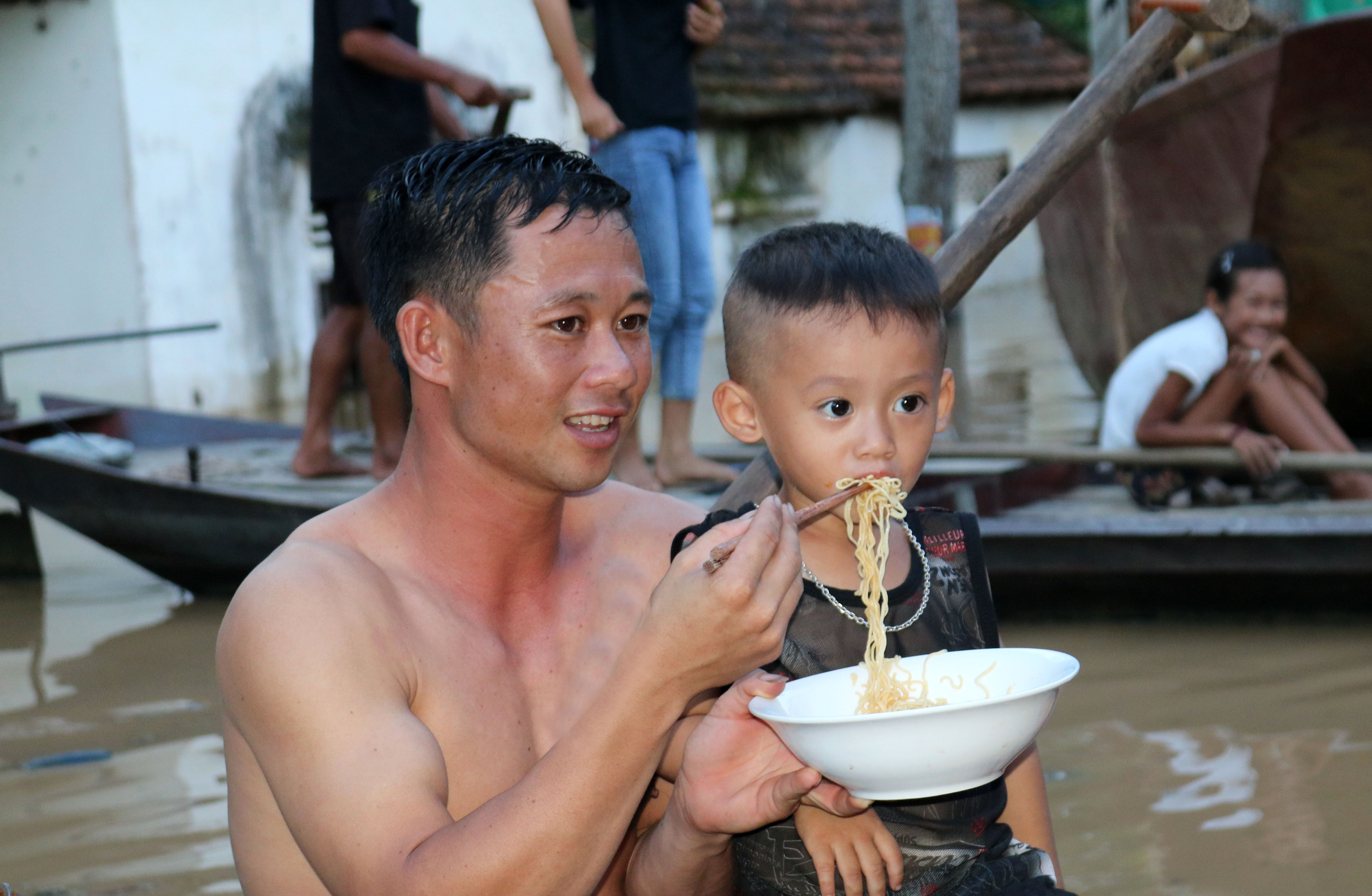 Bữa ăn ngày lũ. Ảnh: Huy Thư