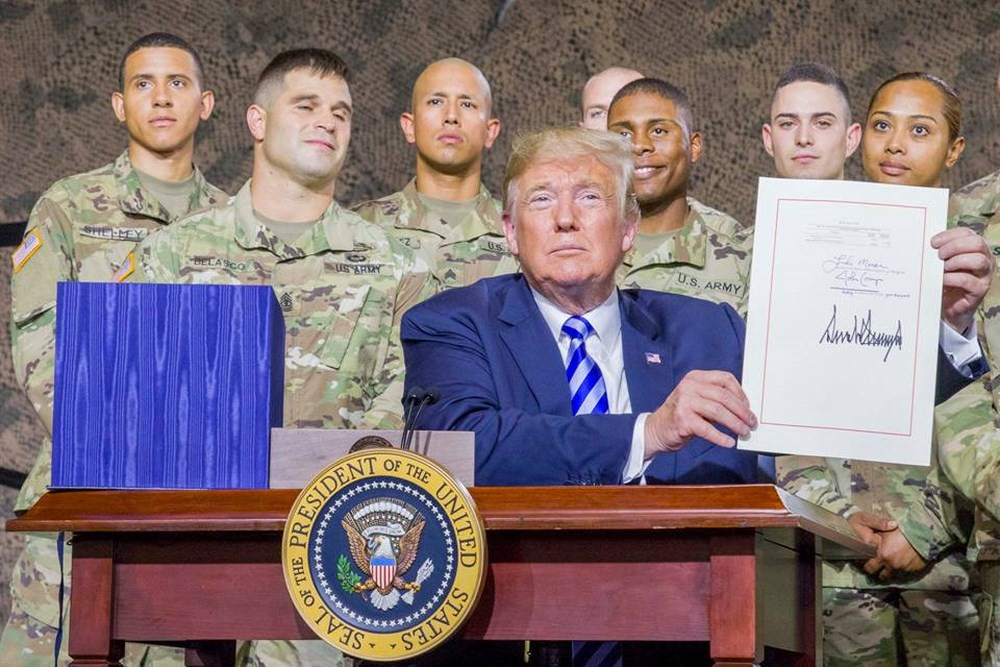 Tổng thống Mỹ Donald Trump đã ký ngân sách quốc phòng Mỹ cho năm tài chính 2019 với số tiền khoảng 716 tỷ USD, nhiều hơn 3% ngân sách quốc phòng năm 2018 (20 tỷ). Nguồn: Quân đội Mỹ