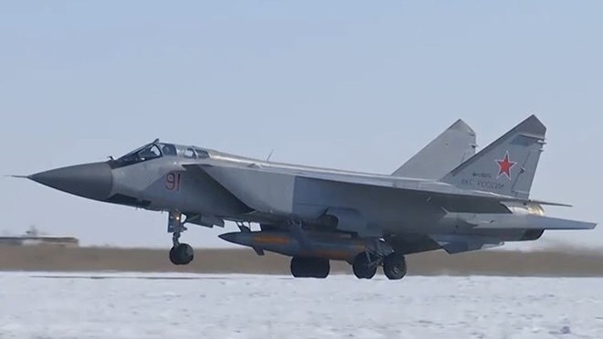 Tên lửa siêu thanh Kinzhal lắp dưới bụng máy bay đánh chặn MiG-31K. Ảnh: Bộ Quốc phòng Nga.