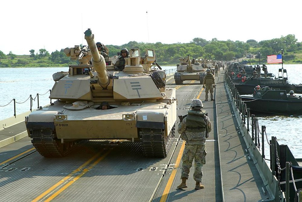 Cũng theo công bố của Lầu Năm Góc, trong tài khóa năm 2019 Quân đội Mỹ sẽ nâng cấp và đưa vào trang bị mới hàng nghìn phương tiện bọc thép mới trong đó có 135 xe tăng chiến đấu chủ lực M1A2 SEP V2/3 Abrams, đây cũng là cấu hình mạnh nhất của dòng xe tăng này. Nguồn ảnh: Quân đội Mỹ.