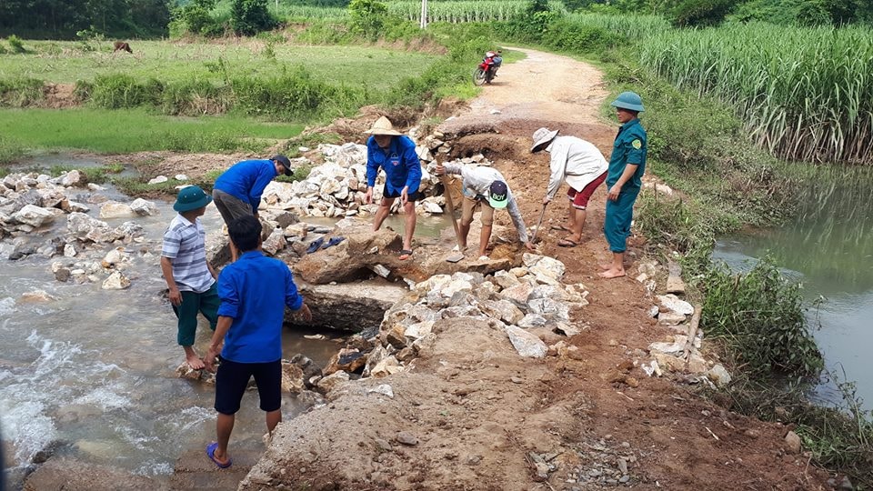 Trong thời gian 1 buổi đã tu sửa cơ bản tuyến đường, giúp bà con có thể đi lại được. Ảnh: Thái Hiền