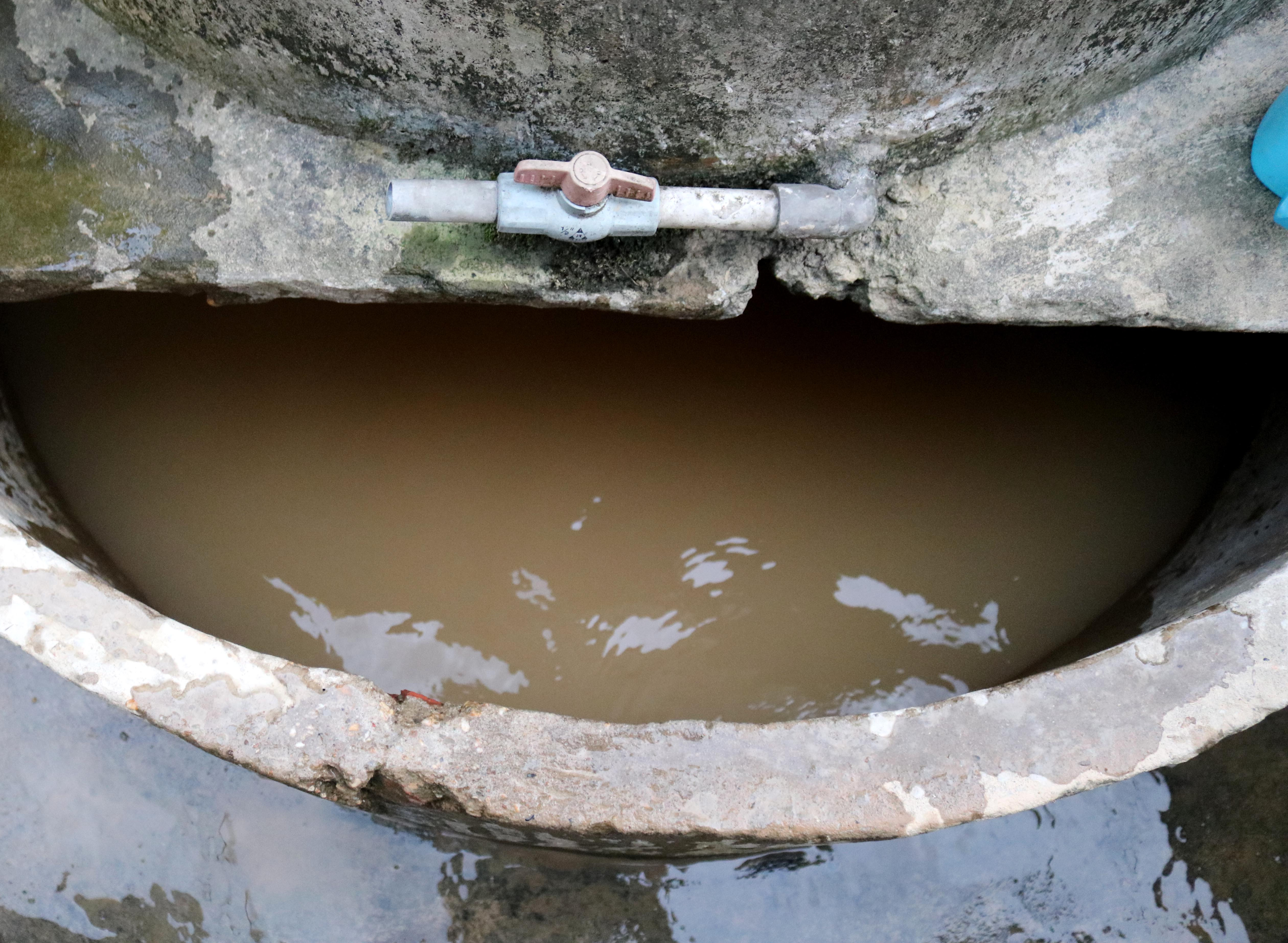 Nước sạch đang là nhu cầu bức thiết của bà con. Nhiều hộ dân ở khối 1 thị trấn Đô Lương phải múc nước sông Lam đang đỏ ngầu bùn đất về lắng để sinh hoạt.