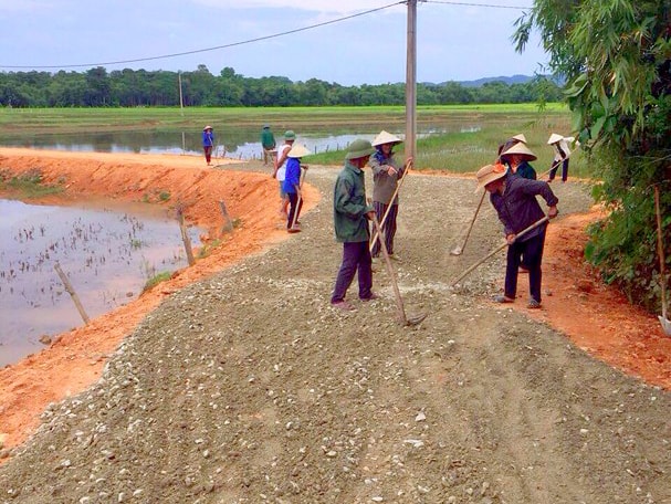 Người dân xóm Thuần Trung (xã Thanh Tùng) xây dựng tuyến đường bê tông đầu tiên của xóm. Ảnh chụp ngày 7/8. Ảnh: P.V