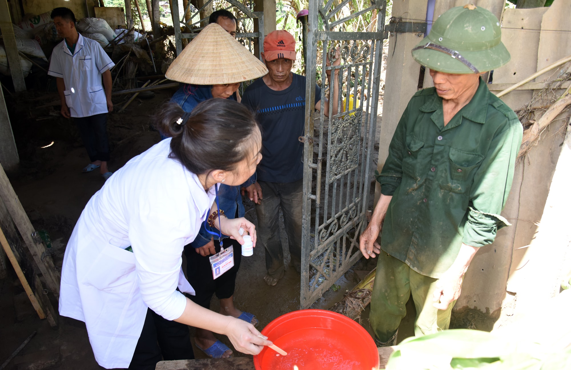 Hướng dẫn xử lý nguồn nước. Ảnh: Thành Chung