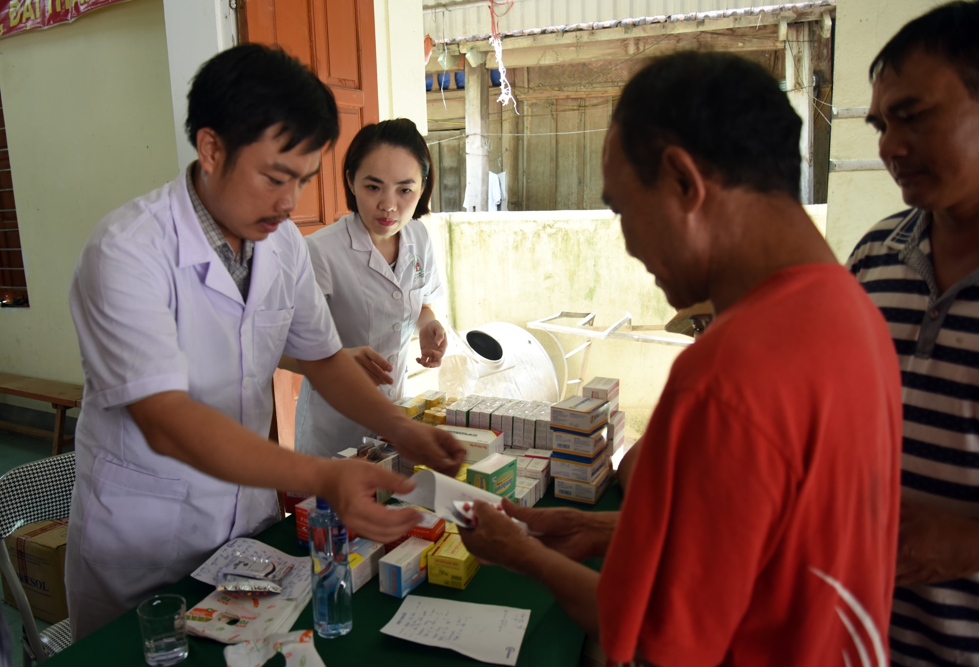 Phát thuốc chữa bệnh miễn phí cho người dân. Ảnh: Thành Chung