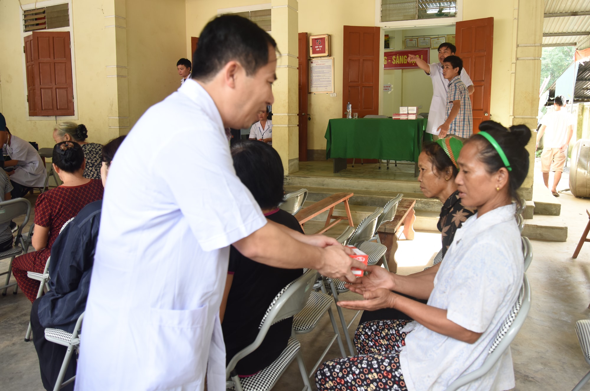 Tặng quà cho các hộ dân trong vùng chịu ảnh hưởng của bão số 4. Ảnh: Thành Chung