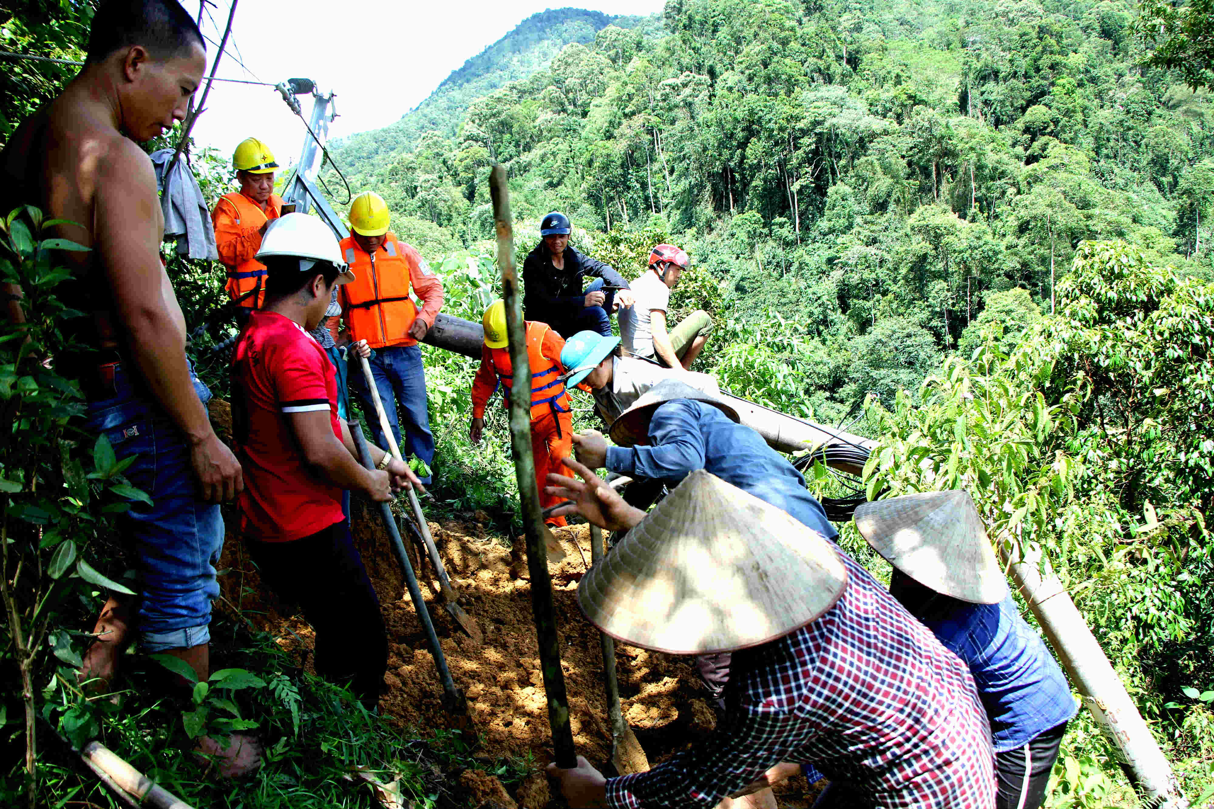 Điện lực Quỳ Châu kiểm tra, khắc phục sự cố. Gần 6000 hộ dân các xã : Quang Phong, Cắm Muộn, Châu Thôn, Nậm Nhoóng, Tri Lễ (Quế Phong), 3 xã Nhôn Mai, Mai Sơn, Hữu Khuông (Tương Dương) mất điện hoàn toàn từ sáng 17/8 đến nay. 