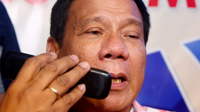 Ông Duterte có thể chuyển sang dùng điện thoại chỉ bao gồm chức năng cơ bản /// Reuters