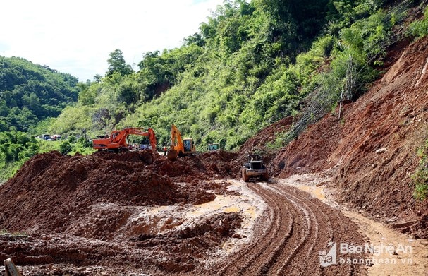 Mấy ngày qua mưa kéo dài, lũ đổ về, núi ngấm nước, hàng nghìn khối đất đá từ ta-luy dương đổ xuống lòng Quốc lộ 7 gây tắc giao thông hơn 12 giờ đồng hồ đoạn qua xã Lạng Khê (Con Cuông). Ảnh tư liệu: Hồ Phương