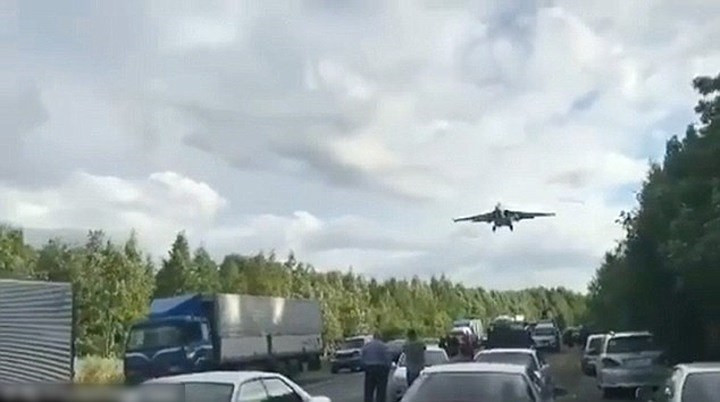 Xe cộ đang lưu thông trên đường cao tốc “Khabarovsk to Komsomolsk-on-Amur” mới đây đã bị chặn 2 đầu để các phi công quân sự Nga kiểm tra kỹ năng cất và hạ cánh khẩn cấp tại đây.