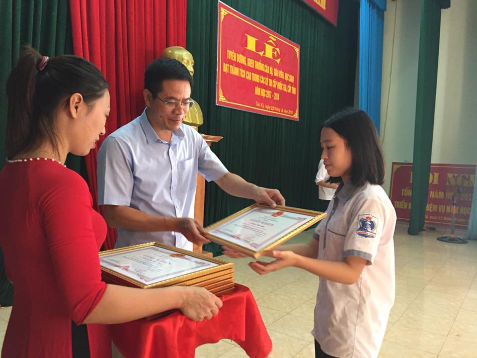 Đồng chí Đàm Hữu Hồng - Phó Bí thư thường trực Huyện ủy trao Giấy khen cho các em học sinh có thành tích. Ảnh: Bông Mai