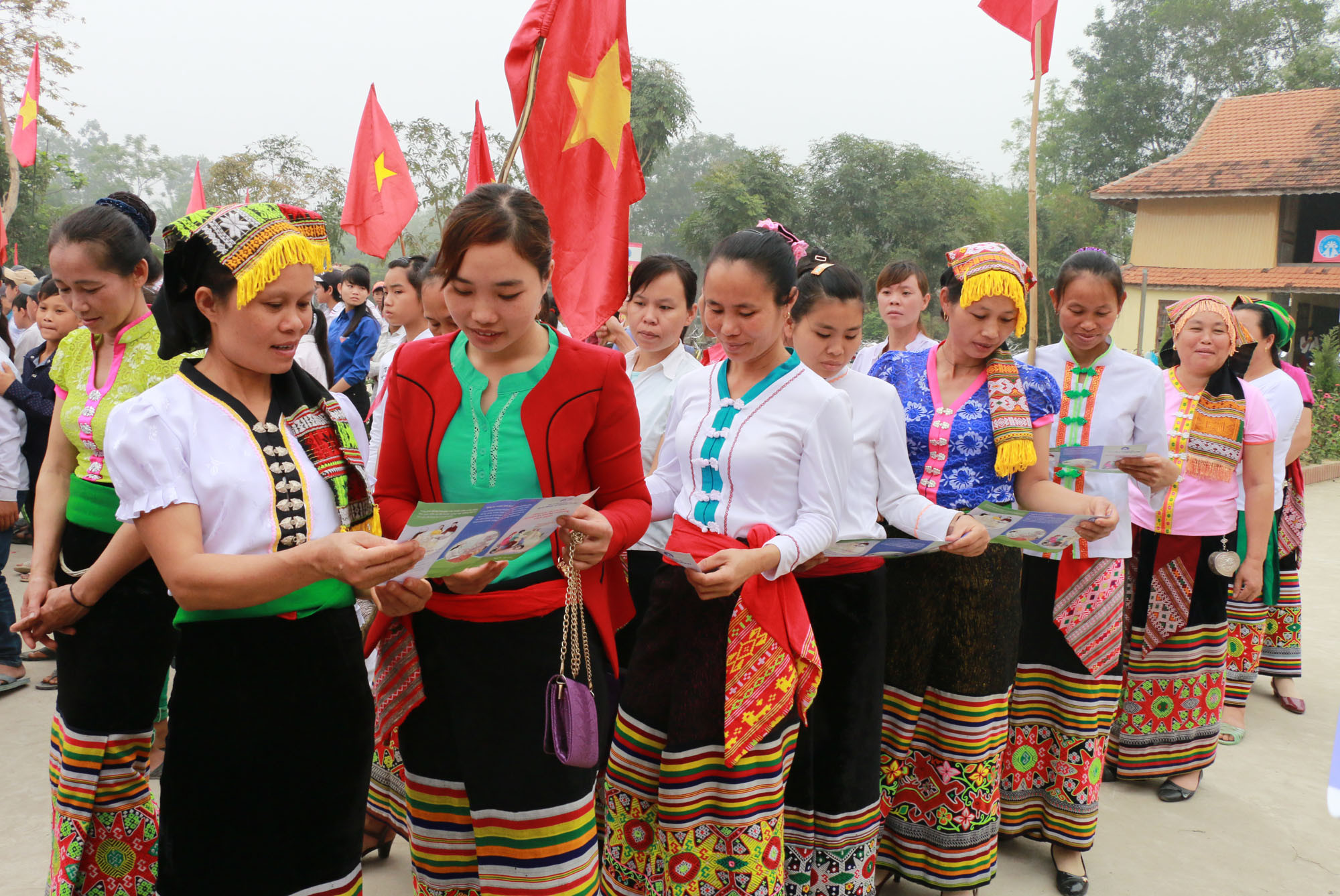 Đồng bào dân tộc thiểu số Nghệ An tìm hiểu về các chính sách dân số. Ảnh: Mỹ Hà
