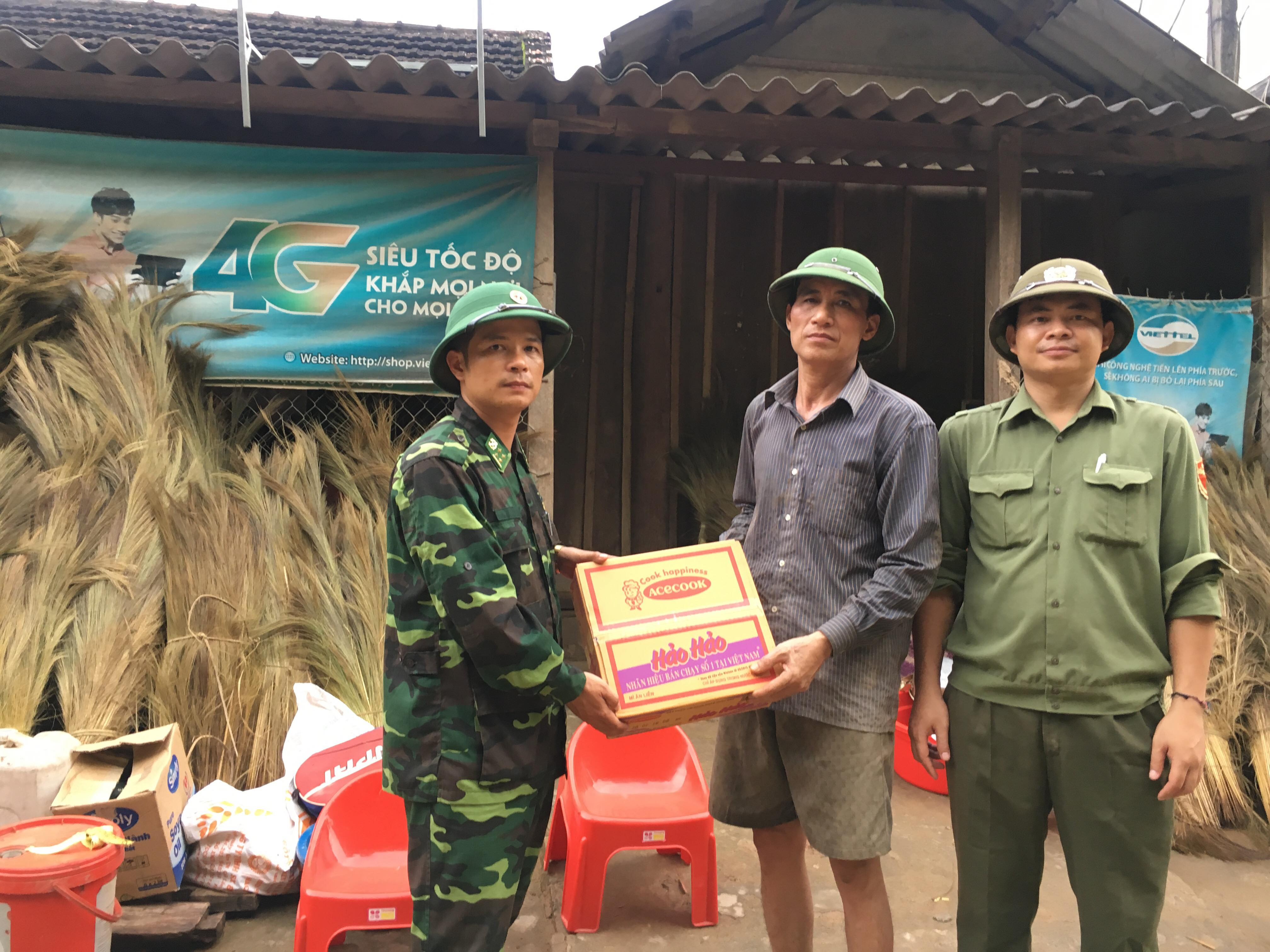 Đồn Biên phòng cửa khẩu quốc tế Nậm Cắn hỗ trợ mỳ tôm cho các hộ gia đình bị thiệt hại nặng. Ảnh: Hải Thượng