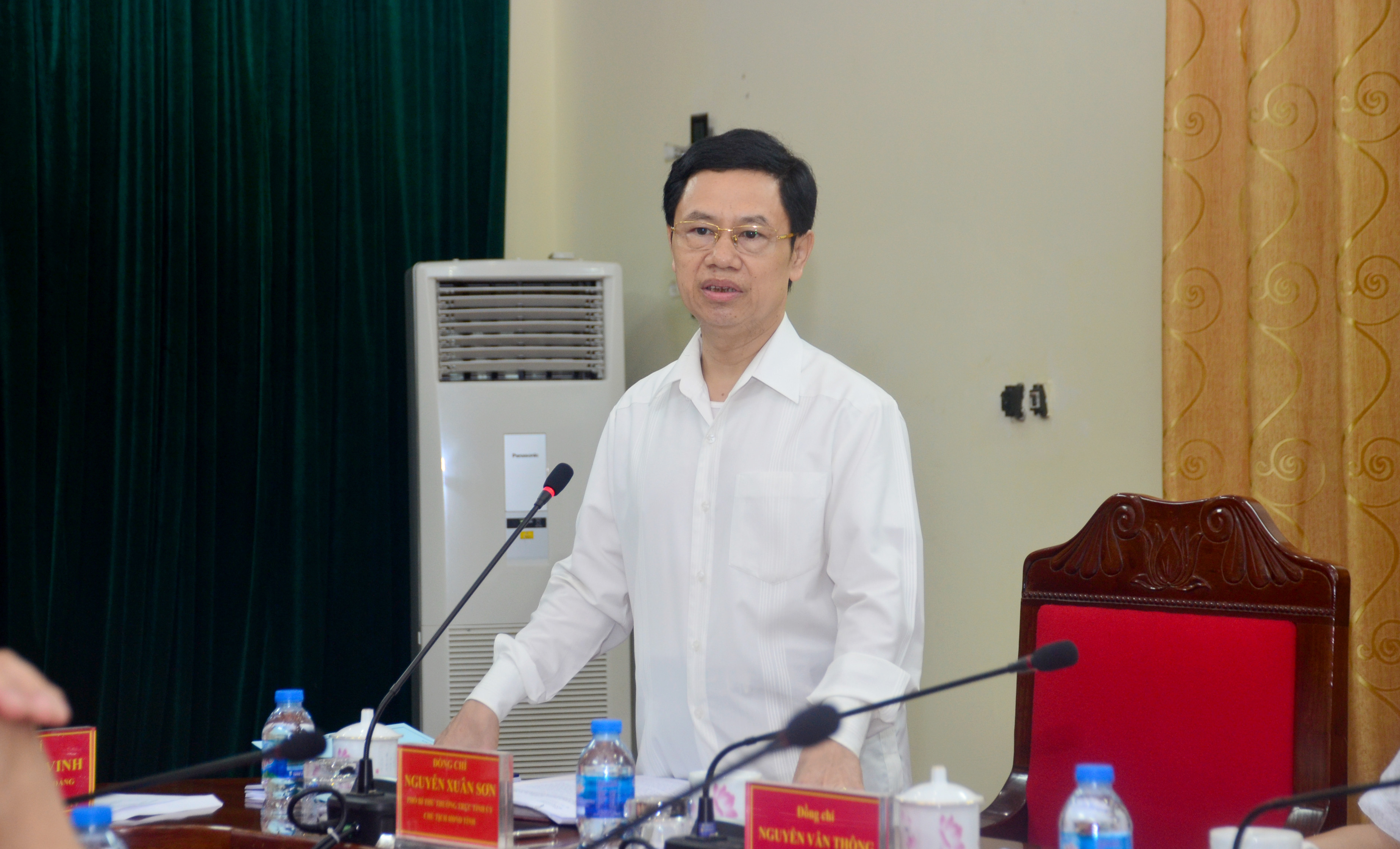 Phó Bí thư Thường trực Tỉnh ủy Nguyễn Xuân Sơn phát biểu tại cuộc làm việc. Ảnh: Thành Duy