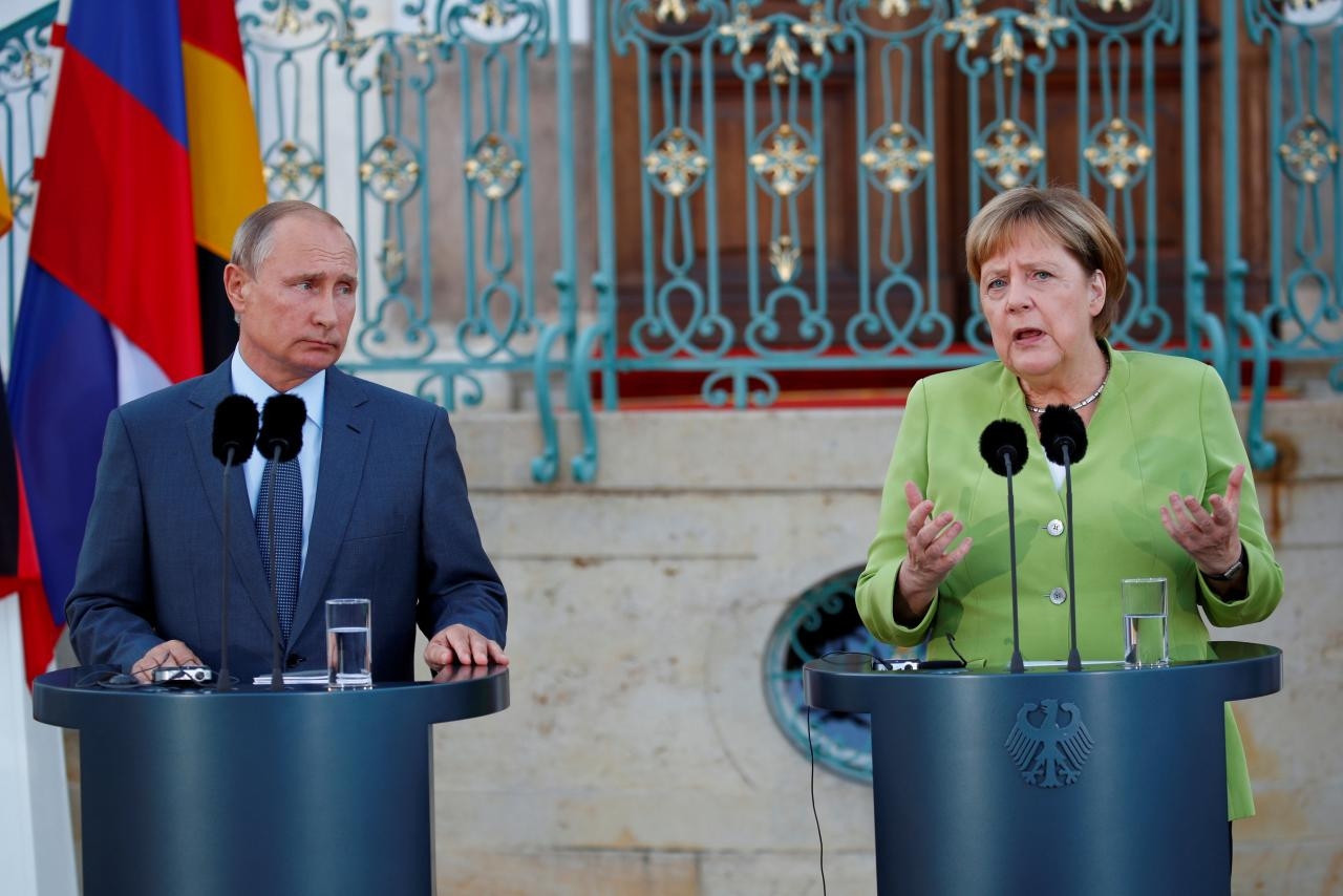 Tổng thống Nga Vladimir Putin và Thủ tướng Đức Angela Merkel. Ảnh: AP