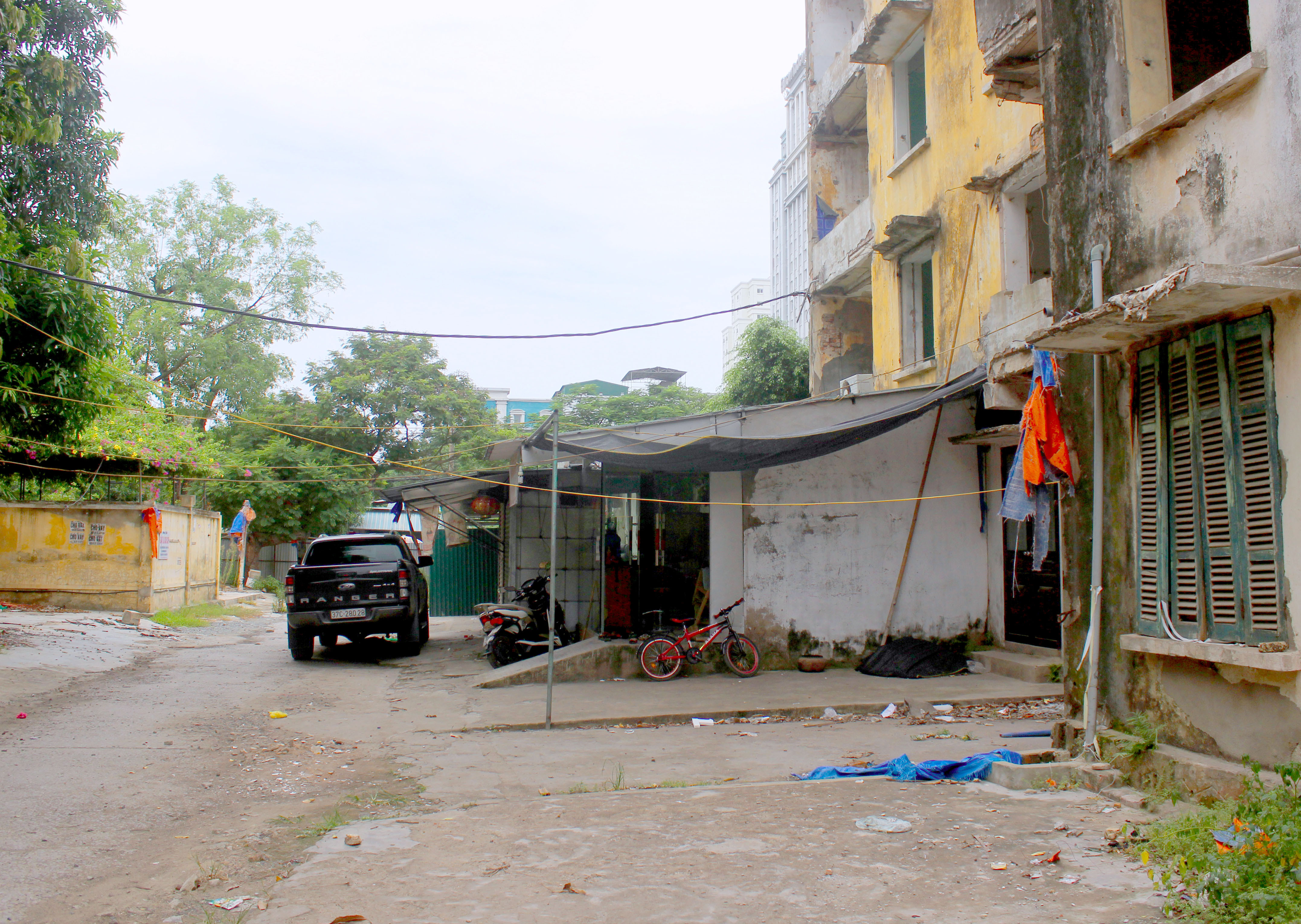 Khu nhà của bà Nguyễn Thị Thủy hiện vẫn đang kinh doanh và không chịu di dời để đảm bảo tiến độ dự án. Ảnh: Q.A
