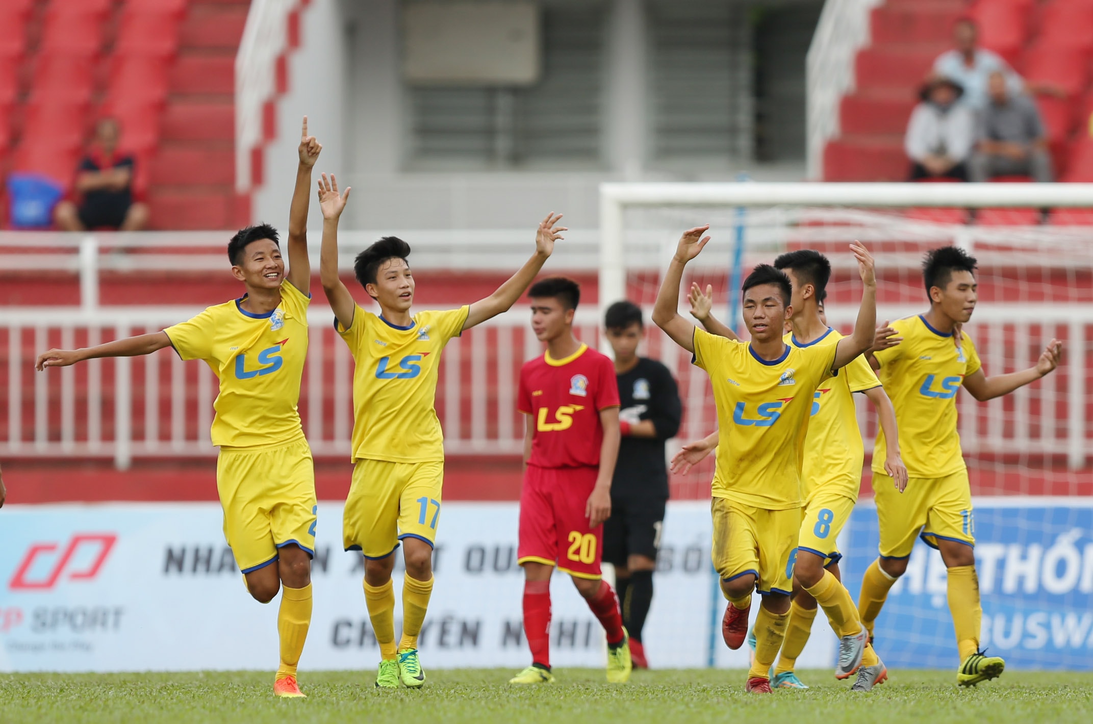 Phút 32 của trận chung kết, Cầu thủ Minh Khôi của U15 Viettel để bóng chạm tay trong vòng cấm... Tiền vệ Đinh Xuân Tiến thực hiện thành công quả luân lưu, ghi bàn mở tỷ số cho U15 SLNA.