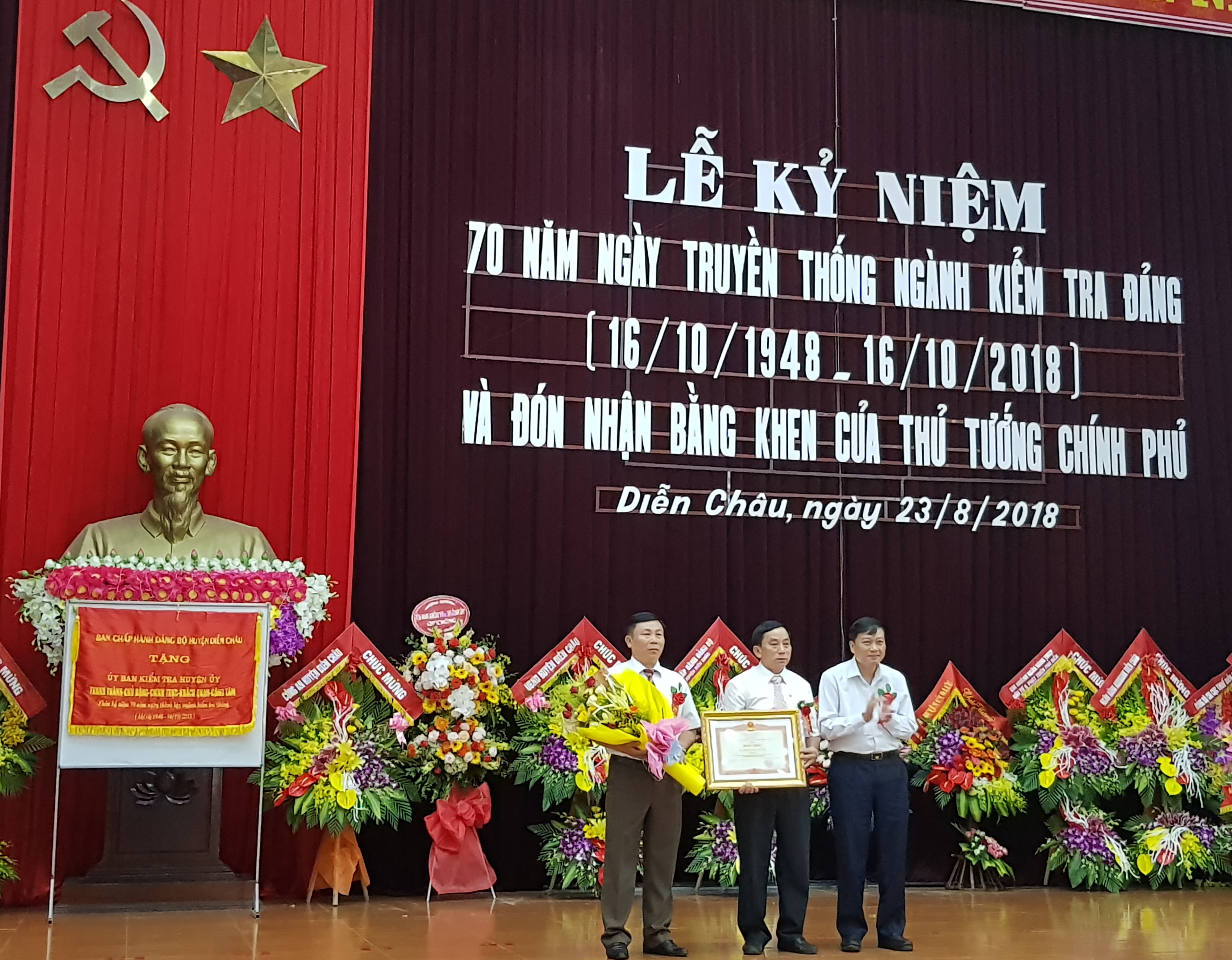 Ông Lê Hồng Vinh – Chủ nhiệm UBKT Tỉnh ủy thừa ủy quyền trao bằng khen của Thủ tướng Chính phủ cho UBKT Huyện ủy Diễn Châu