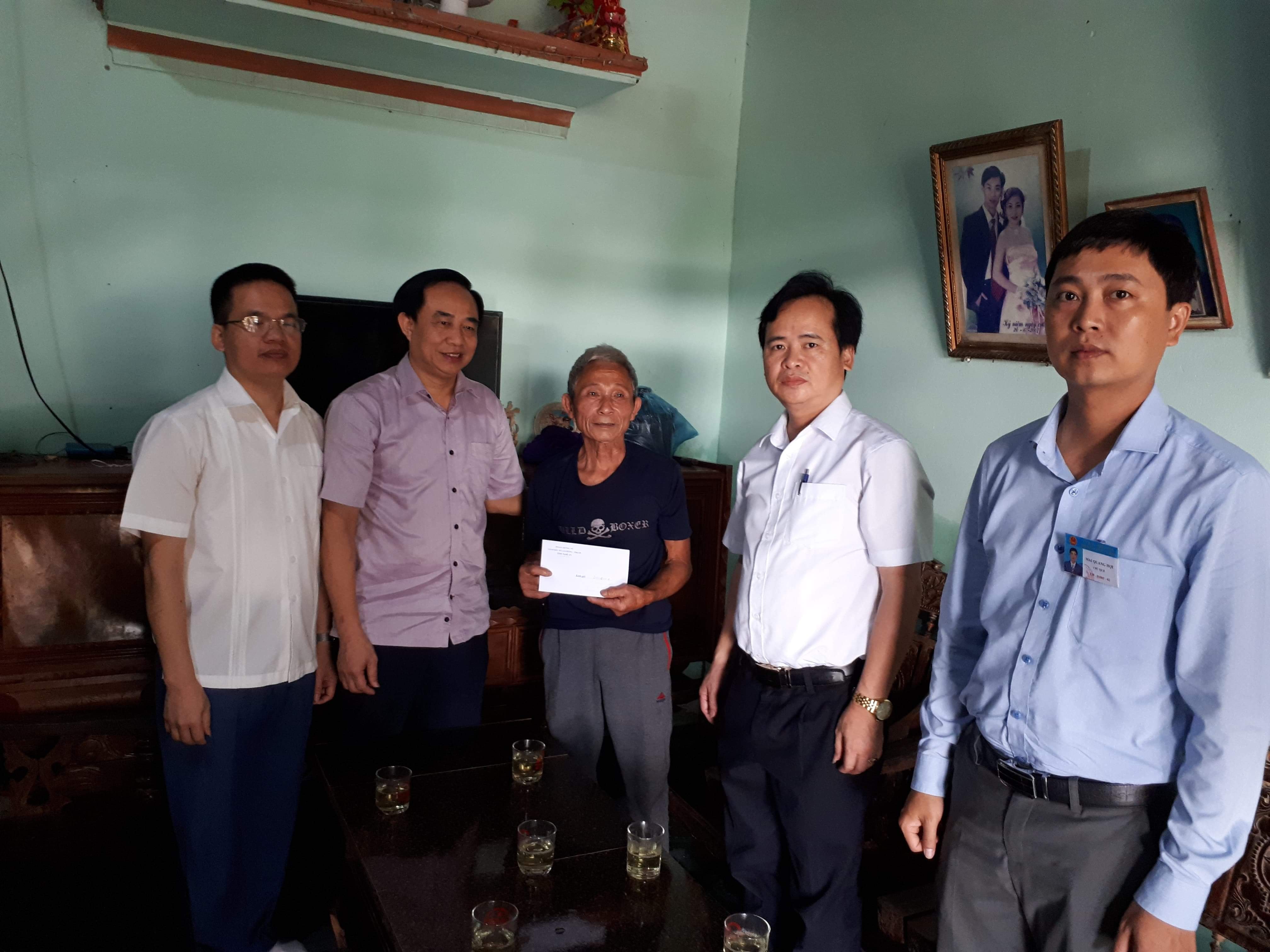 Trao quà cho các hộ dân bị ngập lụt tại thị trấn Con Cuông, Ảnh: Minh Hạnh