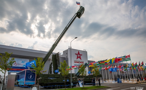 Hệ thống Buk-M3 đã hoàn thành thử nghiệm cấp nhà nước trong mùa Hè năm 2016 và tham gia trực chiến ngay trong cuối năm 2016. Cấu trúc của mỗi tổ hợp tên lửa Buk-M3 cũng giống như các biến thể Buk trước đó, bao gồm xe chỉ huy, xe radar, xe vận chuyển-phóng tự hành và xe phóng chấp hành kiêm tiếp đạn.