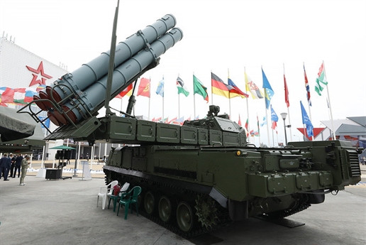 Buk-M3 sử dụng loại đạn tên lửa 9M317M, biến thể hiện đại hóa của tên lửa 9M317, được Viện nghiên cứu khoa học NIIP phát triển cho cả lục quân và hải quân Nga. Tên lửa 9M317M được bắt đầu được phát triển từ những năm 2000 và lần đầu tiên được giới thiệu tại cuộc triển lãm quốc tế Defendory International 2006 ở Hy Lạp, có tầm phóng được nâng lên tới 70km, độ cao 35km, với vận tốc siêu thanh gần Mach 10.