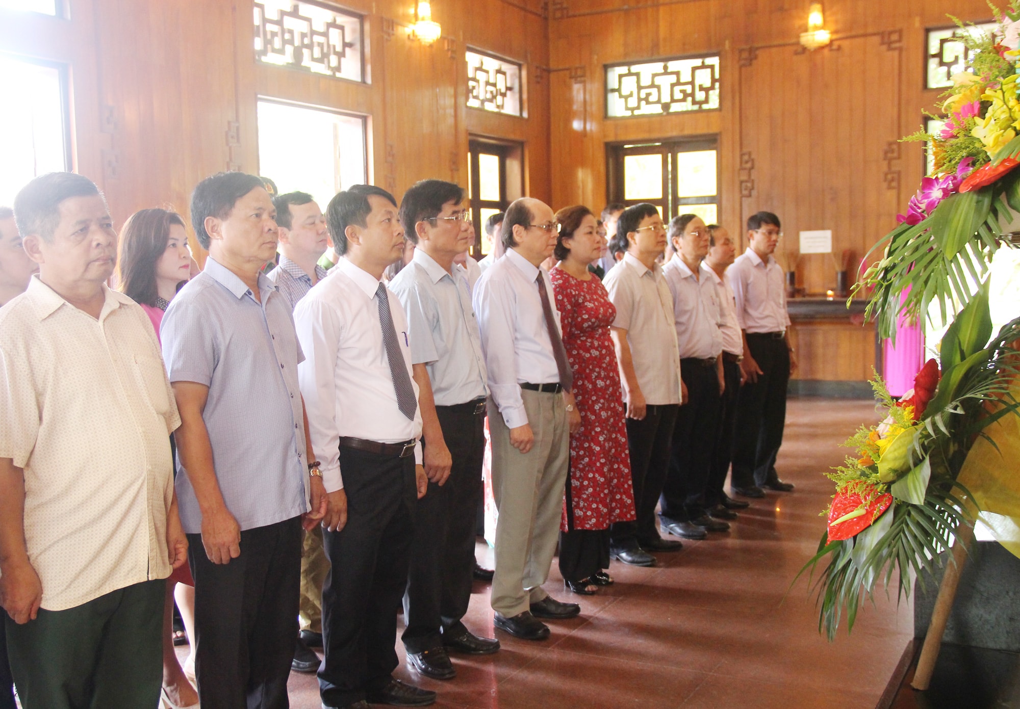 Các đại biểu làm lễ tưởng niệm Chủ tịch Hồ Chí Minh