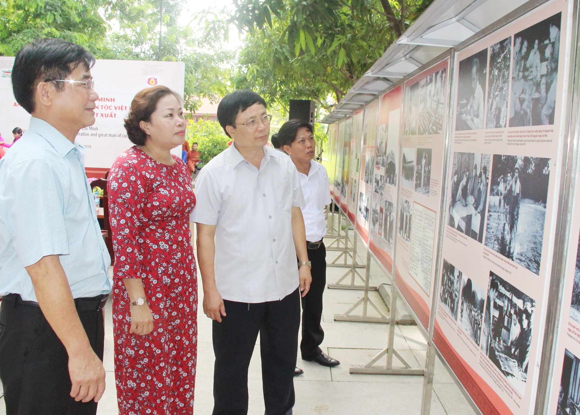 Các đại biểu tham quan, tìm hiểu các bức ảnh, tài liệu quý về Chủ tịch Hồ Chí Minh tại triển lãm. Ảnh: Mai Hoa