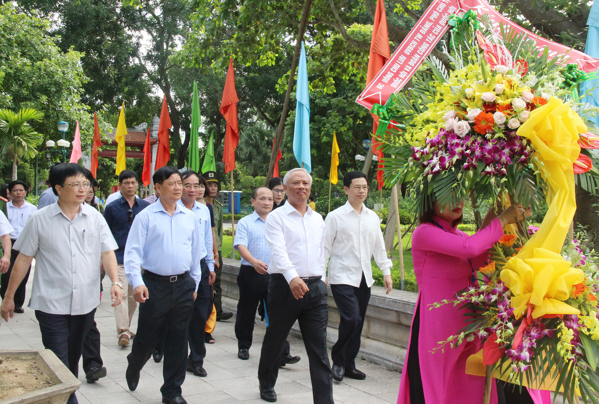 Đoàn công tác Quốc hội và HĐND tỉnh dâng hoa tại Khu di tích Kim Liên. Ảnh: Mai Hoa