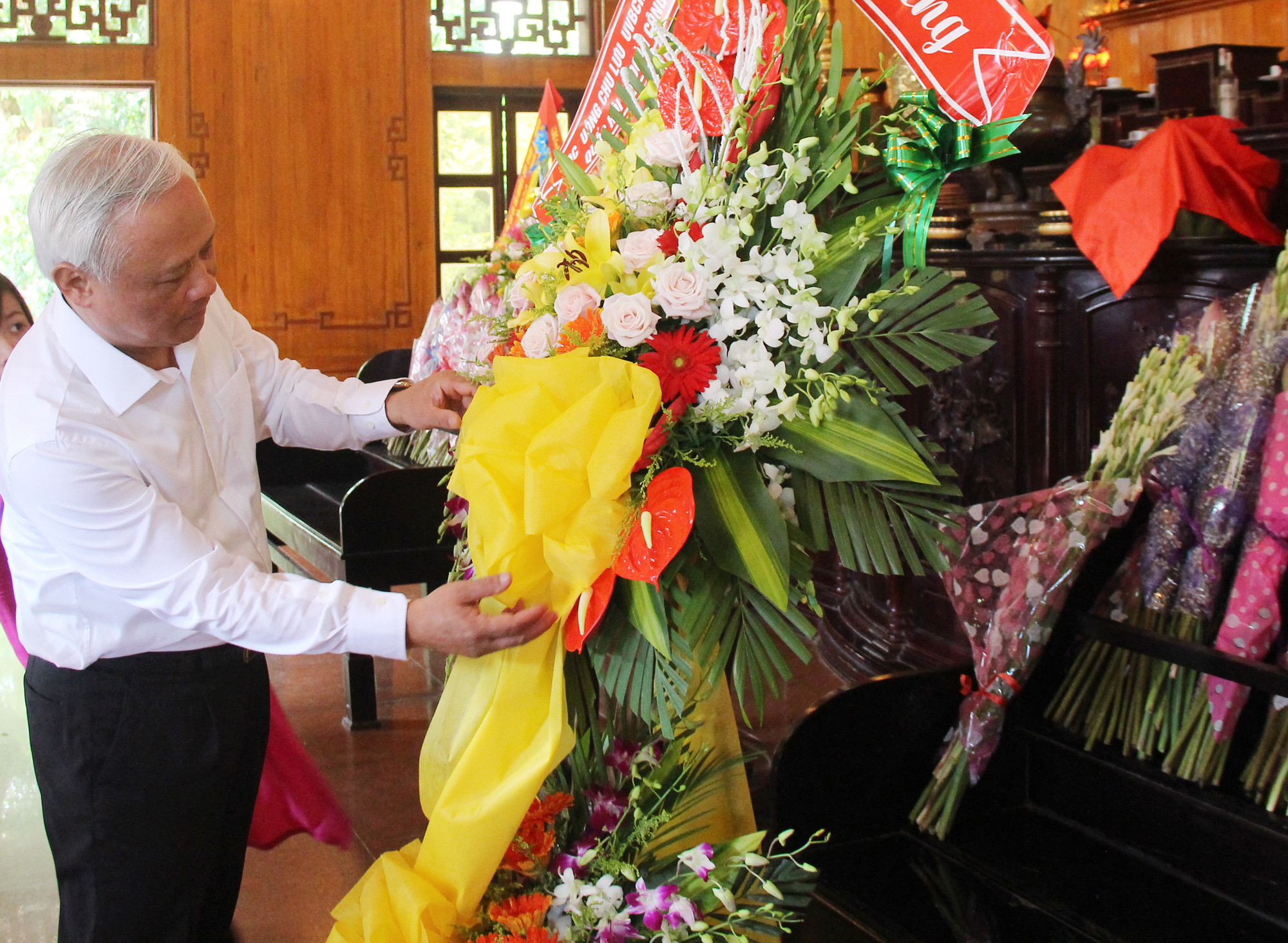 Phó Chủ tịch Quốc hội Uông Chu Lưu dâng lẵng hoa tươi lên anh linh Chủ tịch Hồ Chí Minh. Ảnh: Mai Hoa