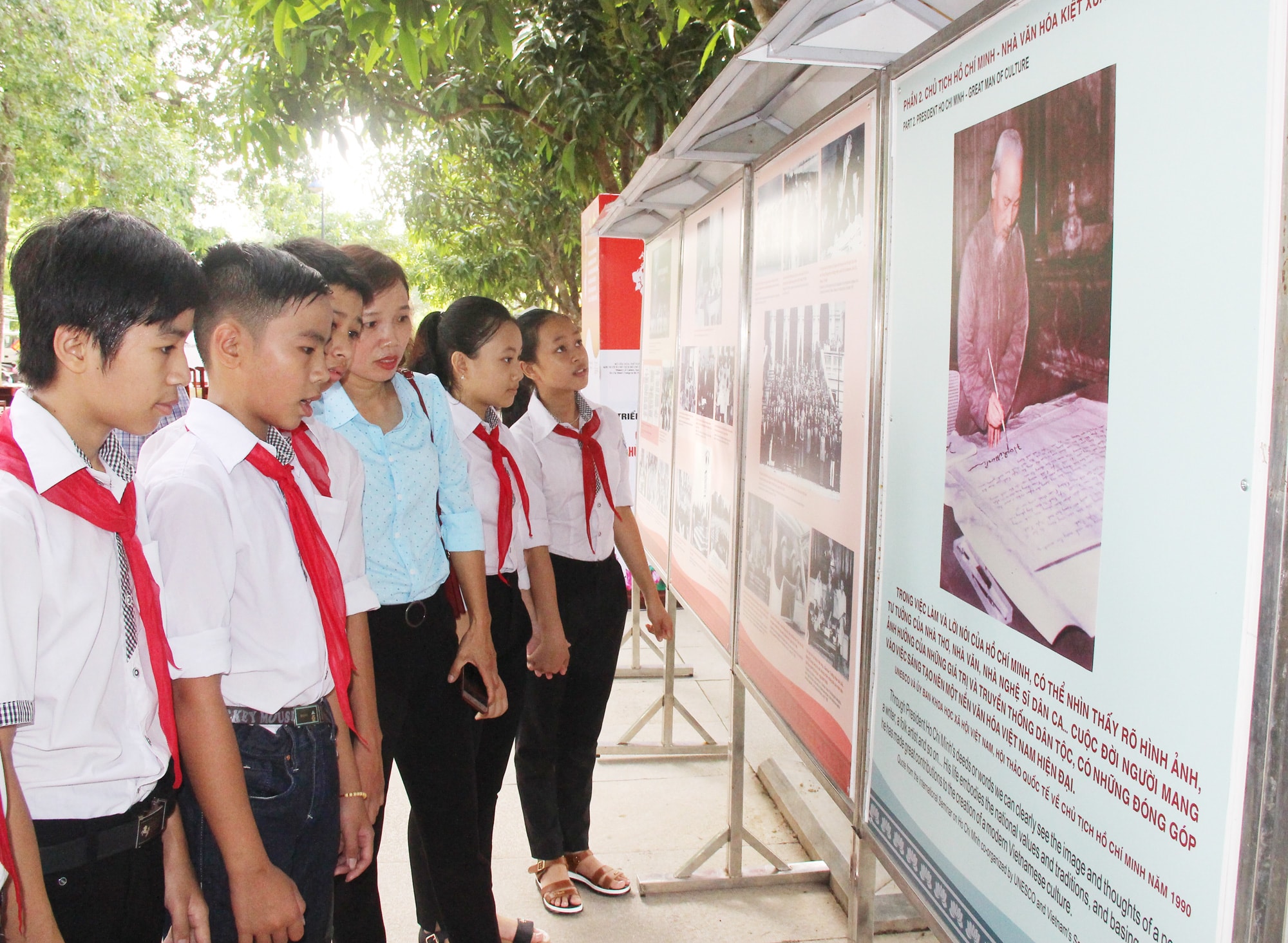 Các em học sinh huyện Nam Đàn tìm hiểu bút tích về bài viết 