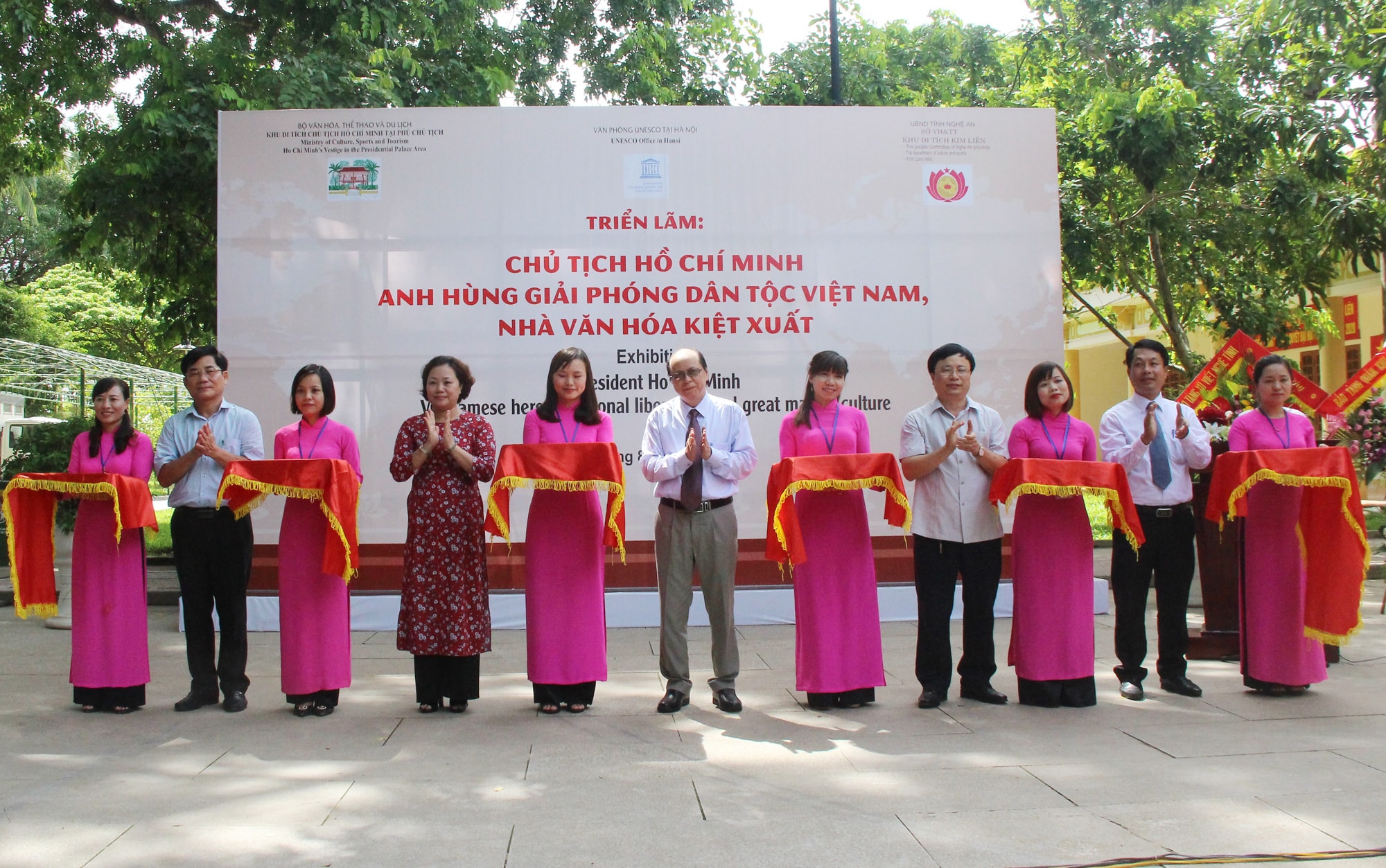 Các đại biểu cắt băng khai mạc triển lãm. Ảnh: Mai Hoa