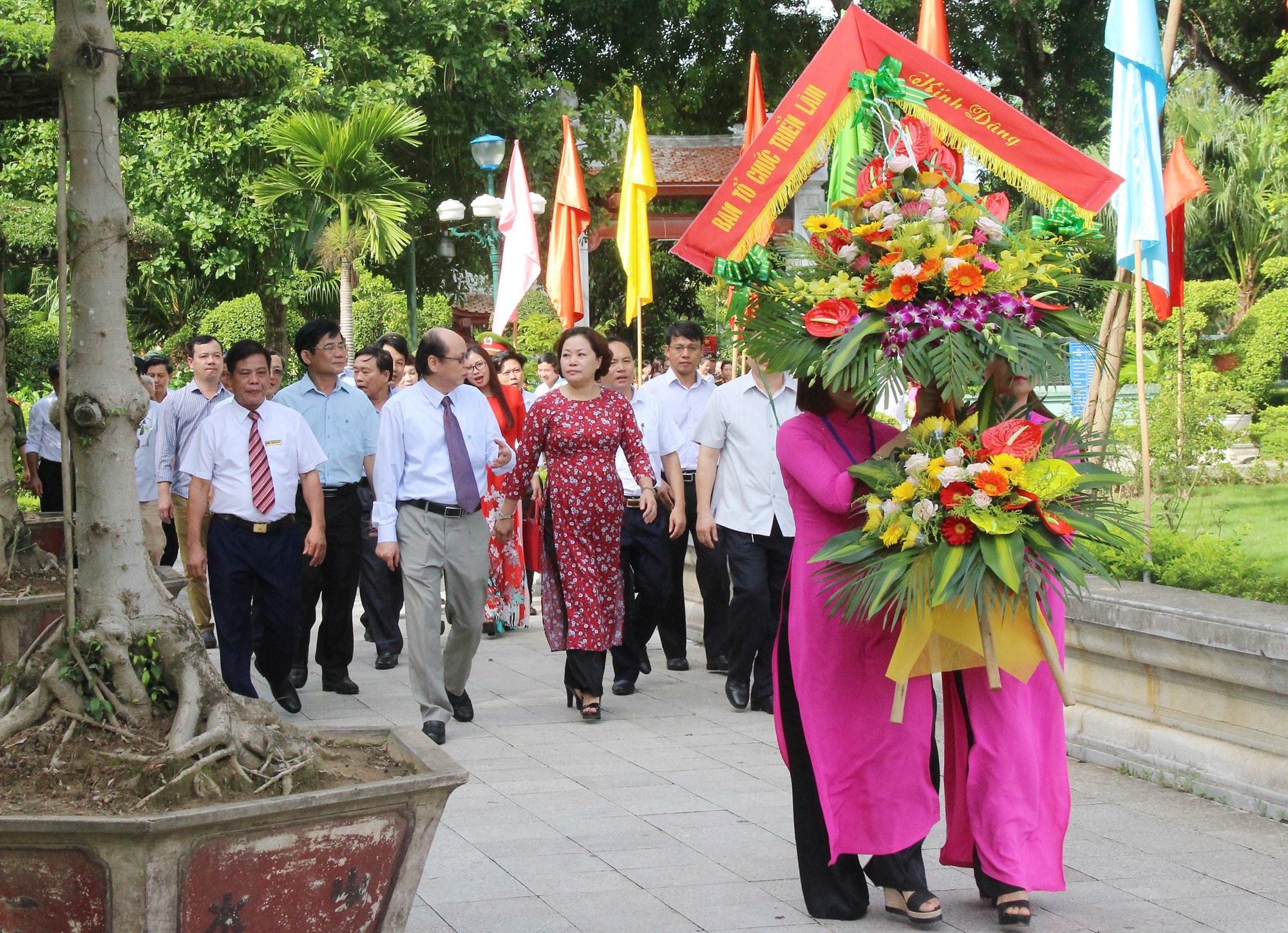 Các đại biểu làm lễ tưởng niệm Chủ tịch Hồ Chí Minh. Ảnh: Mai Hoa
