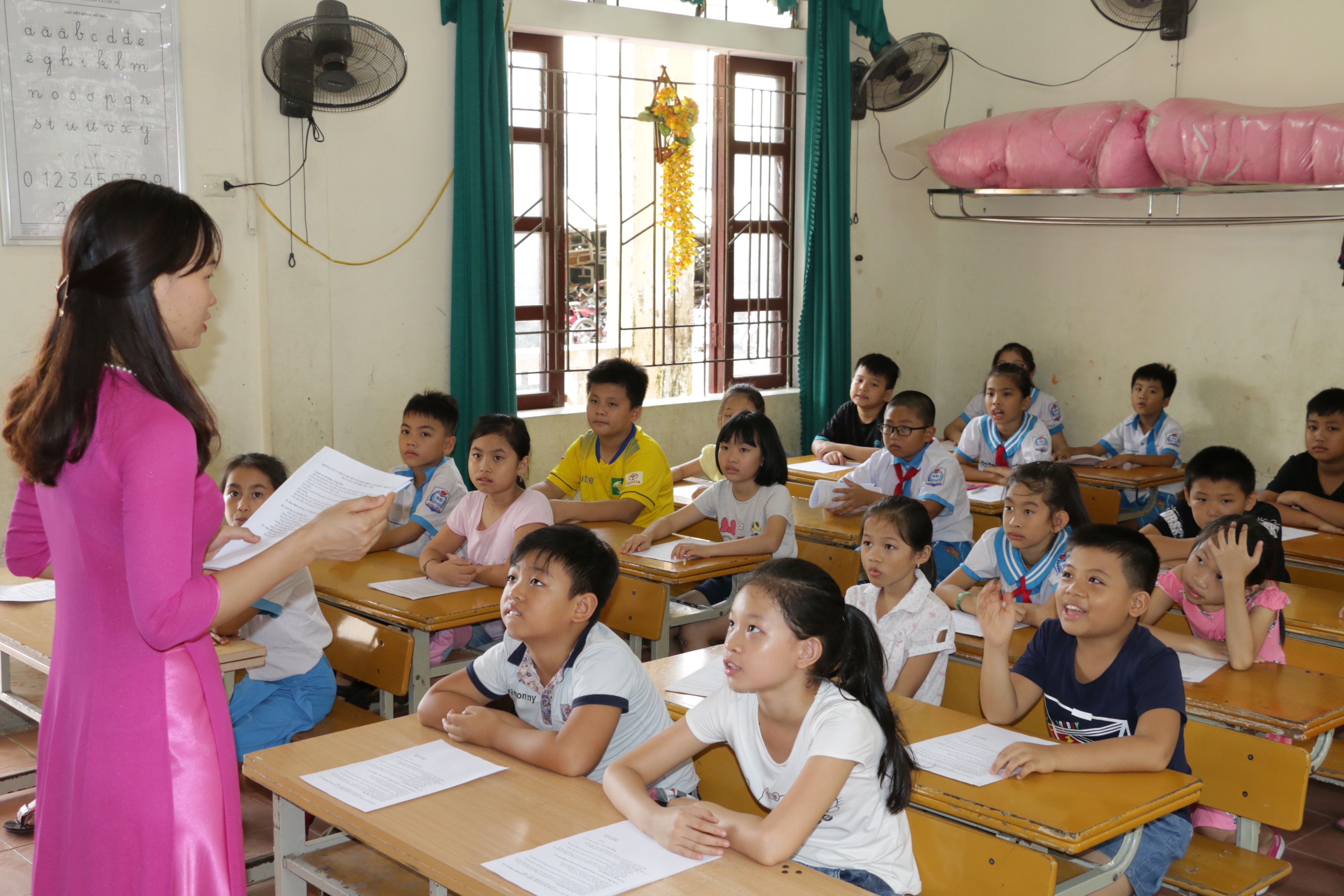 Giờ học của học sinh Trường Tiểu học Hưng Binh. Ảnh: Mỹ Hà.