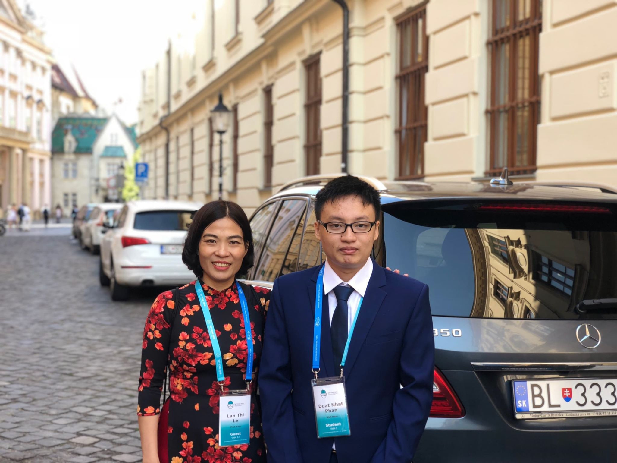 Học sinh Phan Nhật Duật và cô giáo Lê Thị Lan tại Kỳ thi Olympic Hóa học quốc tế. Ảnh: NVCC