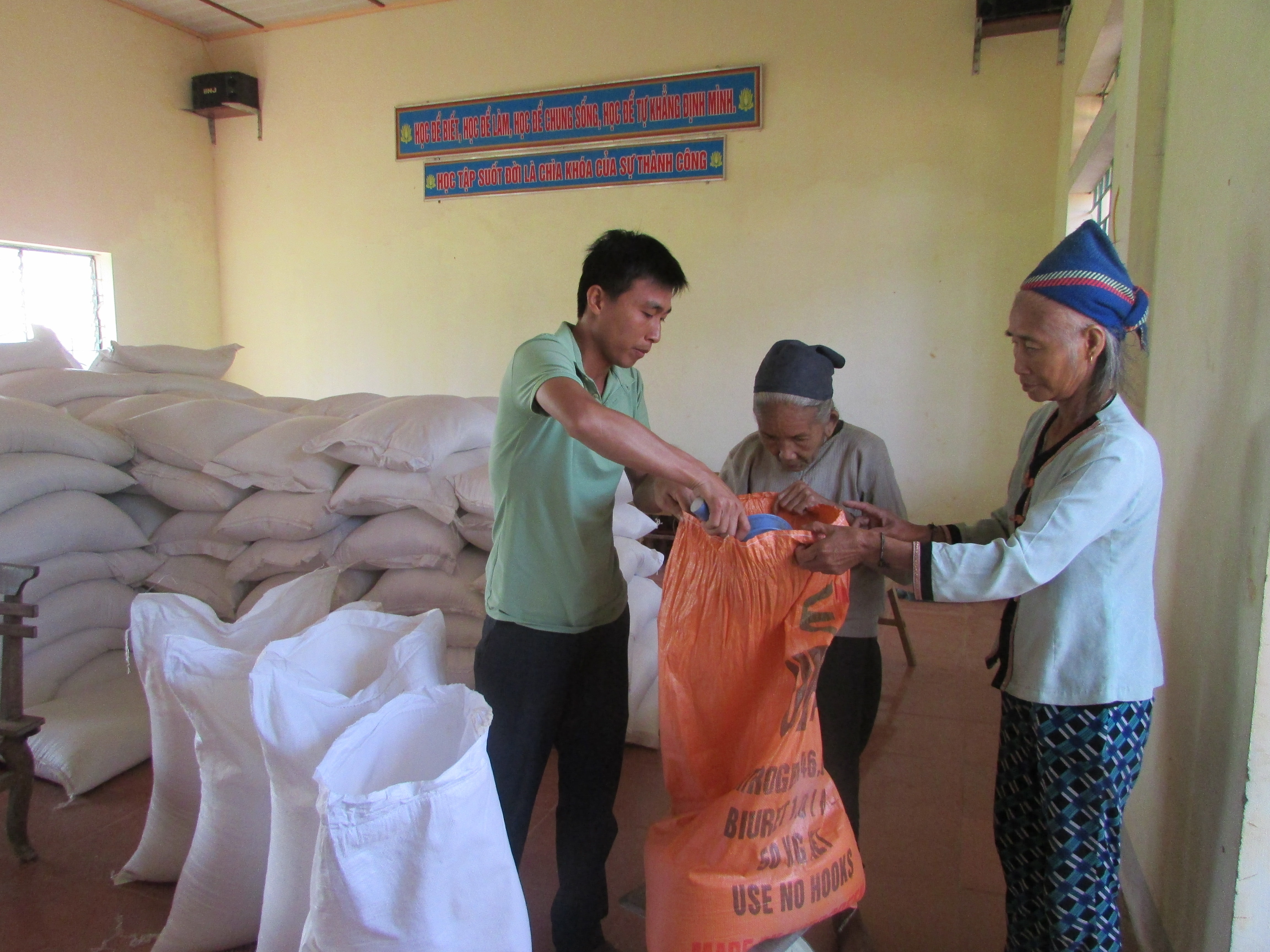 Gạo được cấp phát đảm bảo chất lượng, đúng đối tượng. Ảnh: Minh Hạnh