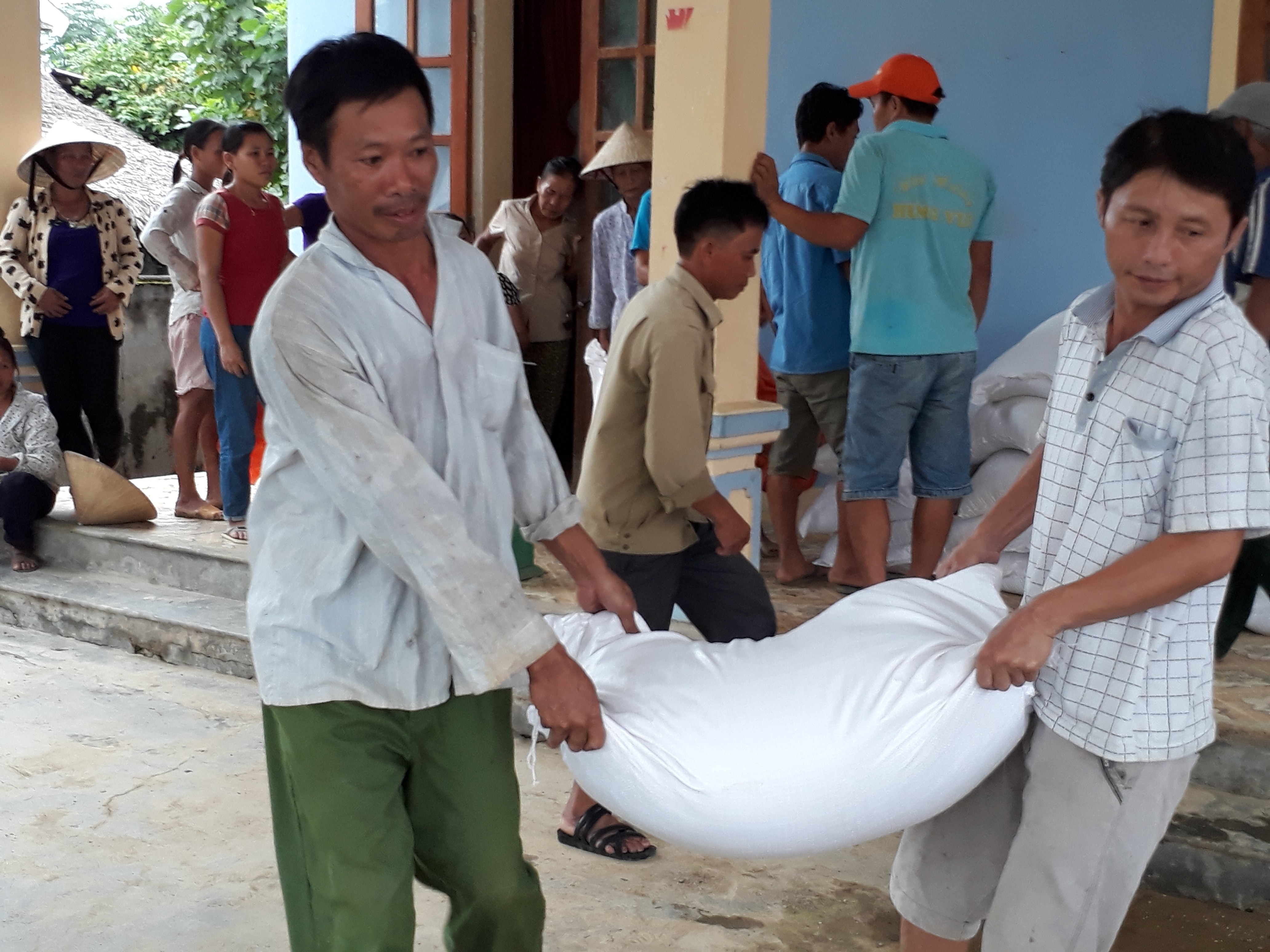 Người dân Con Cuông phấn khởi khi được nhận gạo hỗ trợ công tác bảo vệ rừng. Ảnh: Minh Hạnh