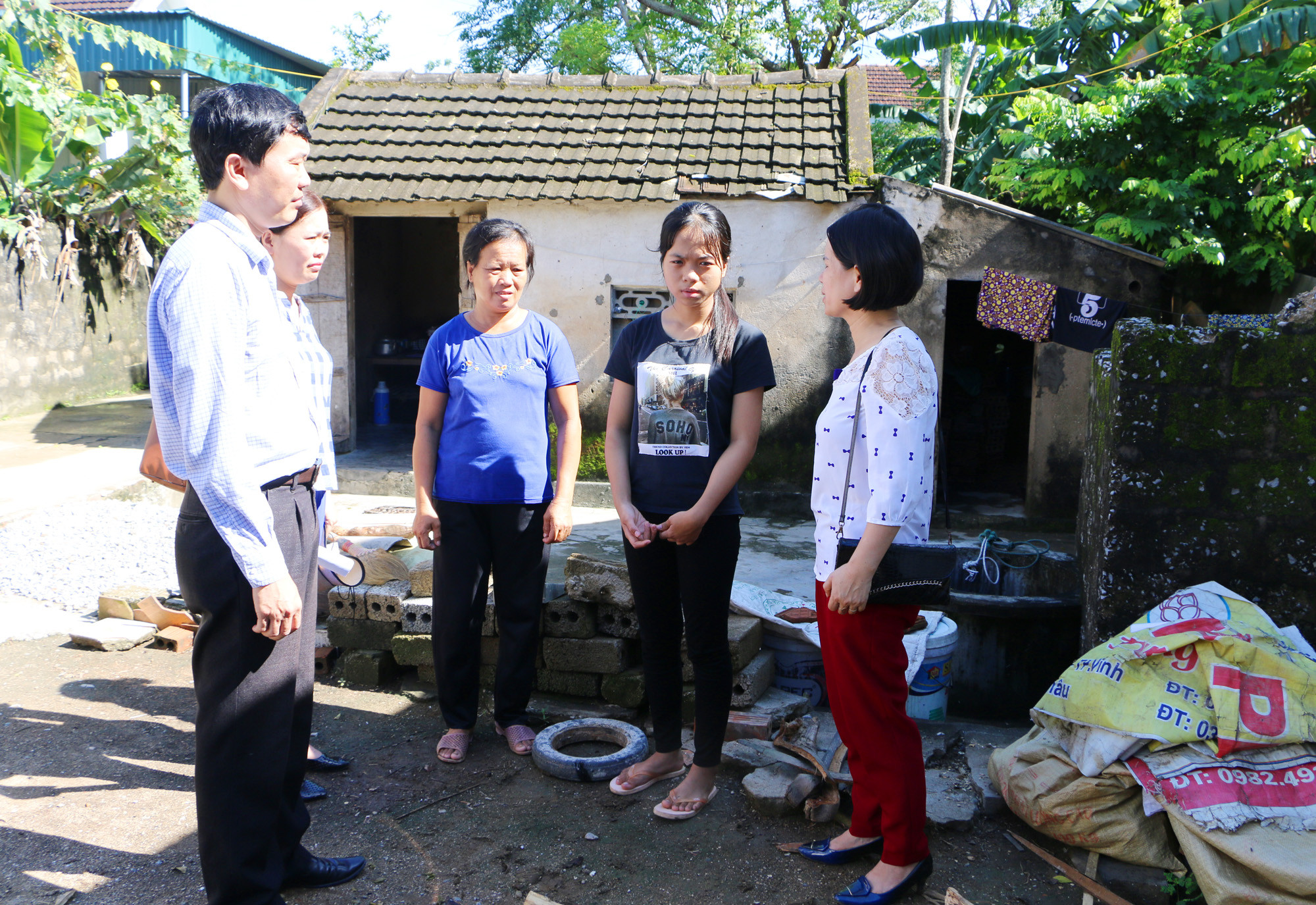 Các thầy cô giáo Trường THCS Diễn Ngọc thường xuyên đến động viên Thái Thị Hà cố gắng vươn lên học tập. Ảnh: Nguyễn Hải