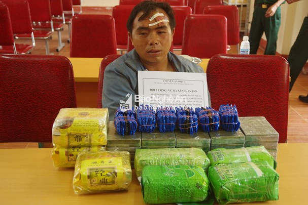 thầy giáo đang dạy ở huyện Kỳ Sơn (Nghệ An) đang mang trên người 20 bánh hêrôin, 7 kg ma túy đá, 12 nghìn viên ma túy, 1 khẩu súng, 15 viên đạn...
