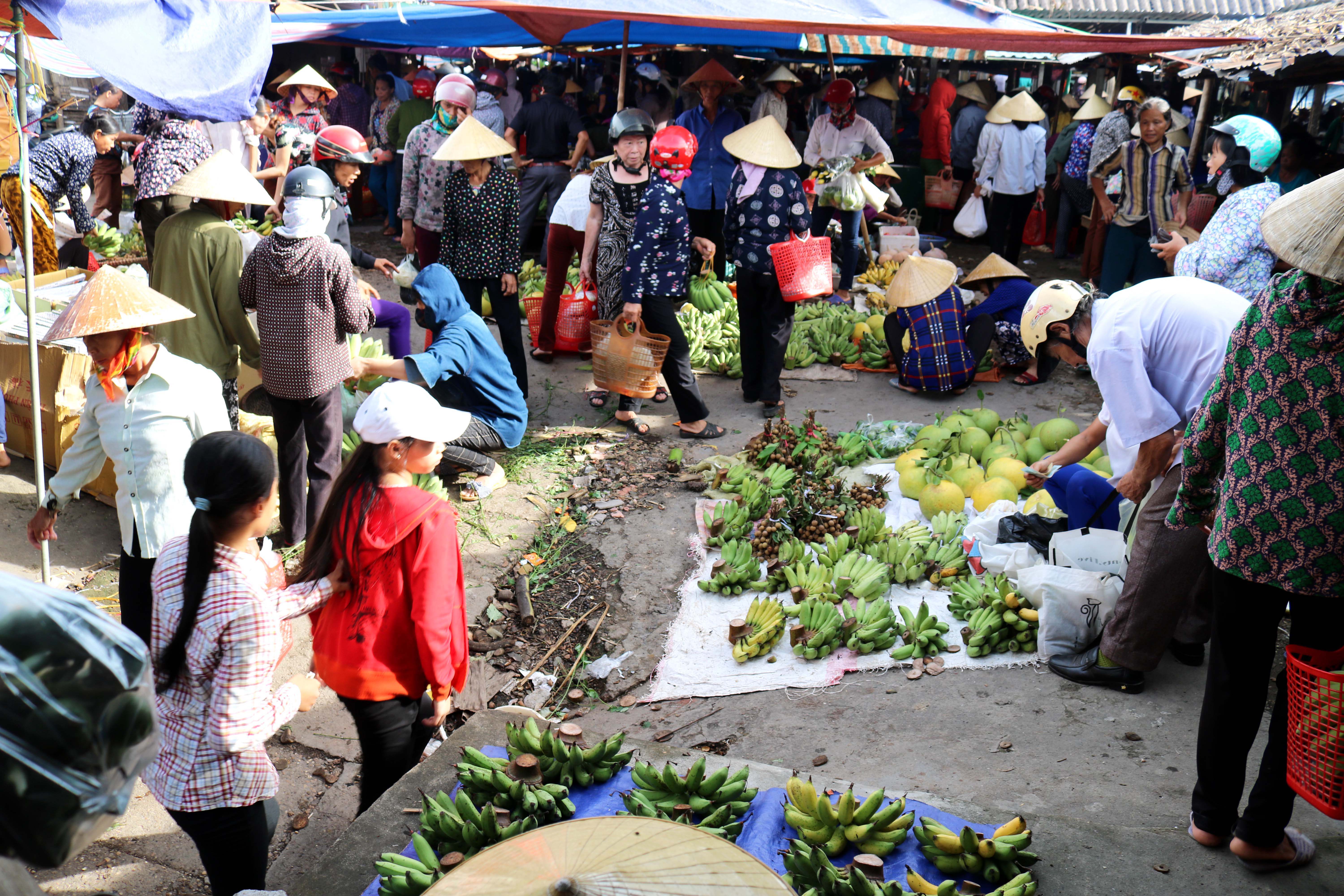 Chợ rằm khác chợ thường không chỉ đông người và số lượng hàng hóa tăng đột biến, nhưng điều dễ nhận thấy nhất là hàng hoa quả, hàng mã có đông người bán, kẻ mua.