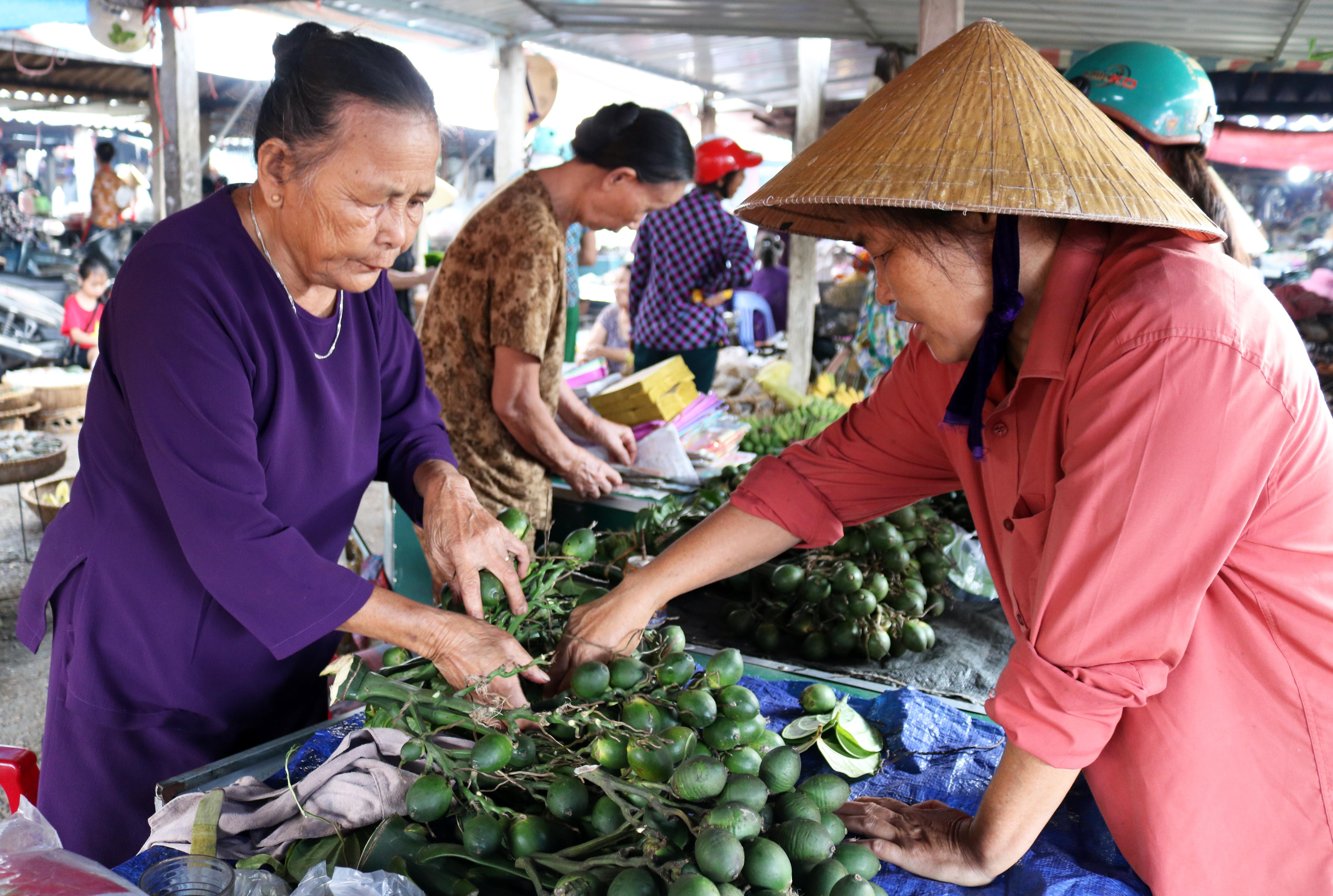 Trầu cau là thứ lễ vật quan trọng trong lễ cúng Rằm, do đó nhà nào đi chợ Rằm cũng phải ghé hàng trầu cau. Những buồng cau đẹp ở khắp các vườn nhà dân, dịp này đều được tập trung ở chợ Rằm 