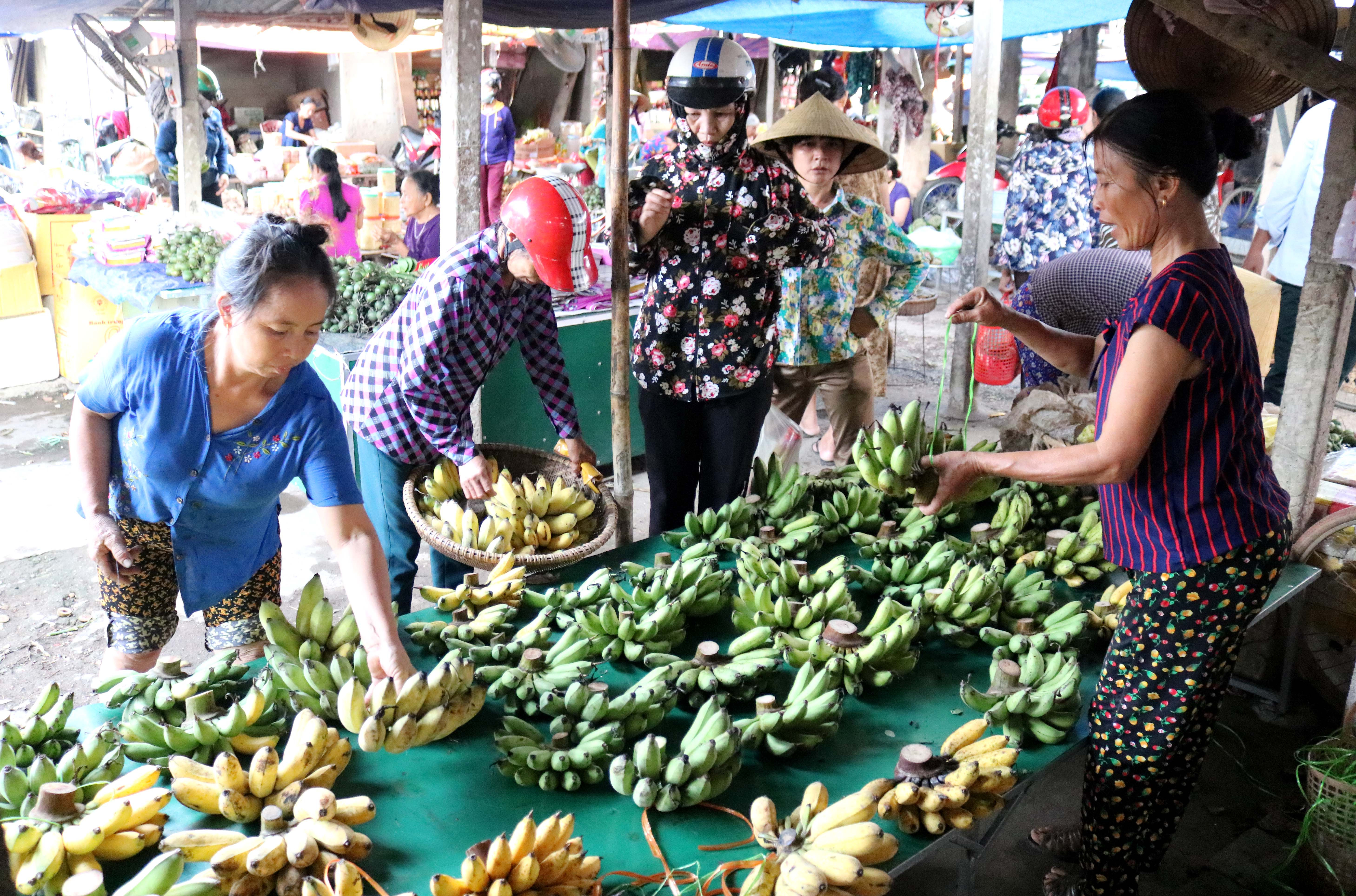 Chợ Rằm, chuối nhiều vô kể, từ ngoài cổng cho đến giữa chợ, khắp nơi đều có chuối. Ngày Rằm nhà nào cũng mua chuối, nên chuối nhiều đến đâu cũng vẫn “cháy hàng”.Trong ảnh: chuối ở chợ Cồn (Thanh Chương) - Ảnh: Huy Thư